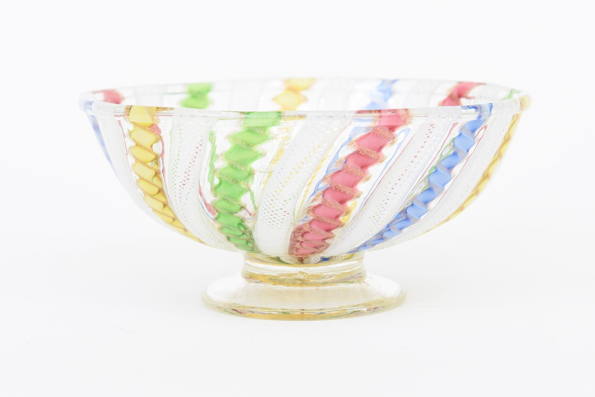 Cuenco vintage de cristal de Murano Venini con pedestal y cintas de Latticino mediados del siglo XX en venta