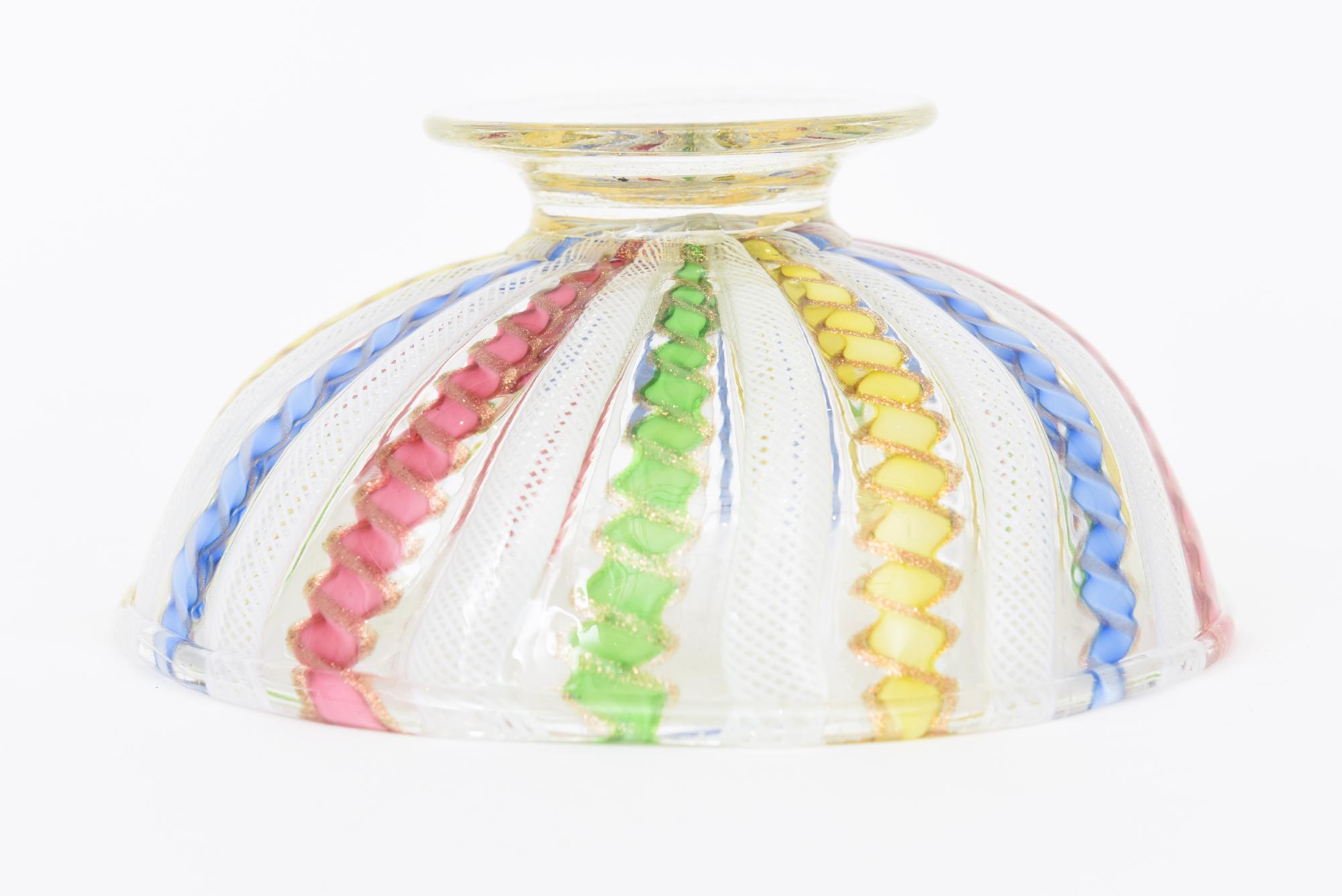 Cuenco vintage de cristal de Murano Venini con pedestal y cintas de Latticino en venta 2