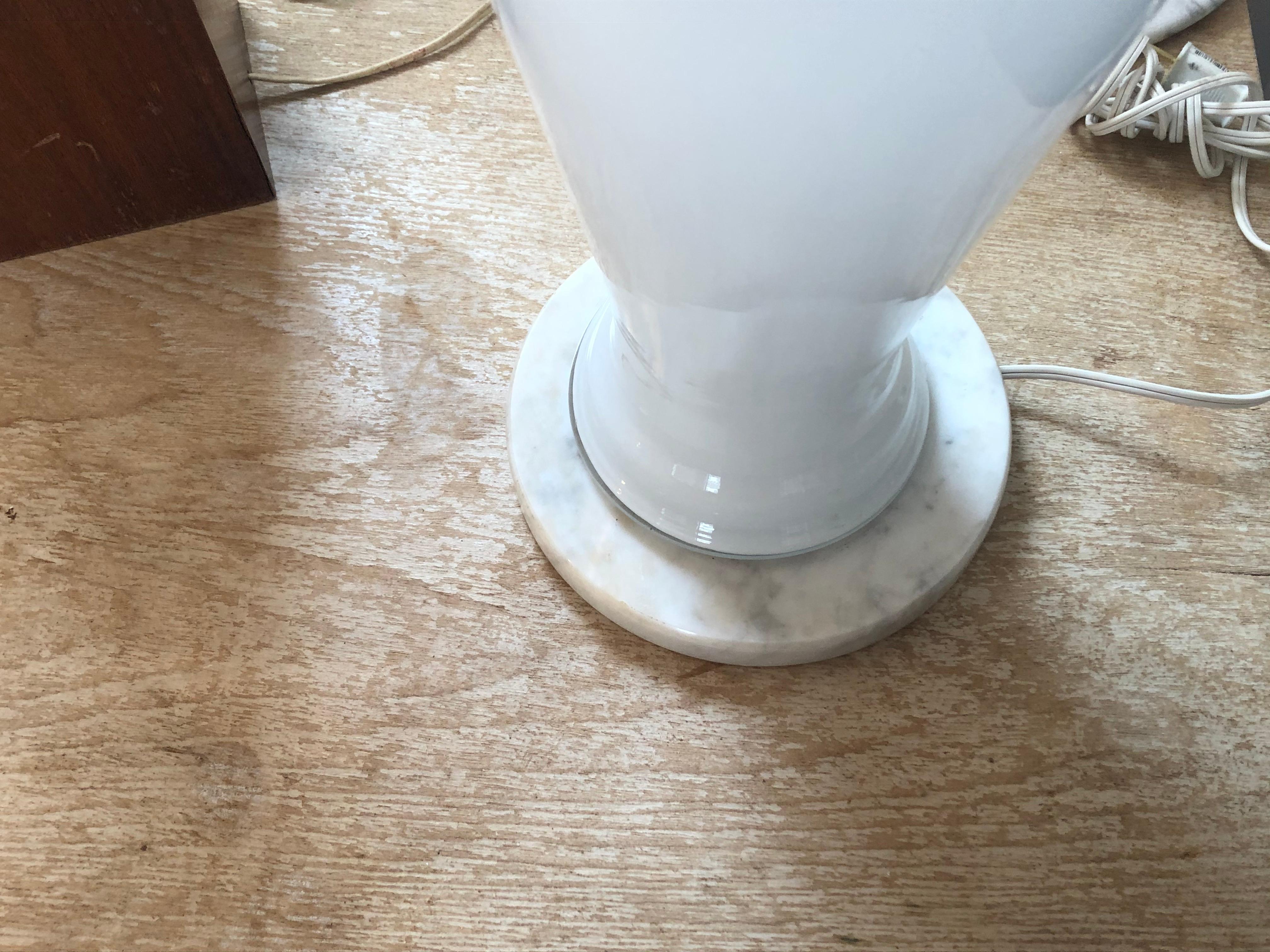 Cette grande lampe Venini Murano en verre blanc soufflé à la main est montée sur une base ronde en marbre italien, tous les accessoires sont en laiton. La base en marbre a un diamètre de 8
