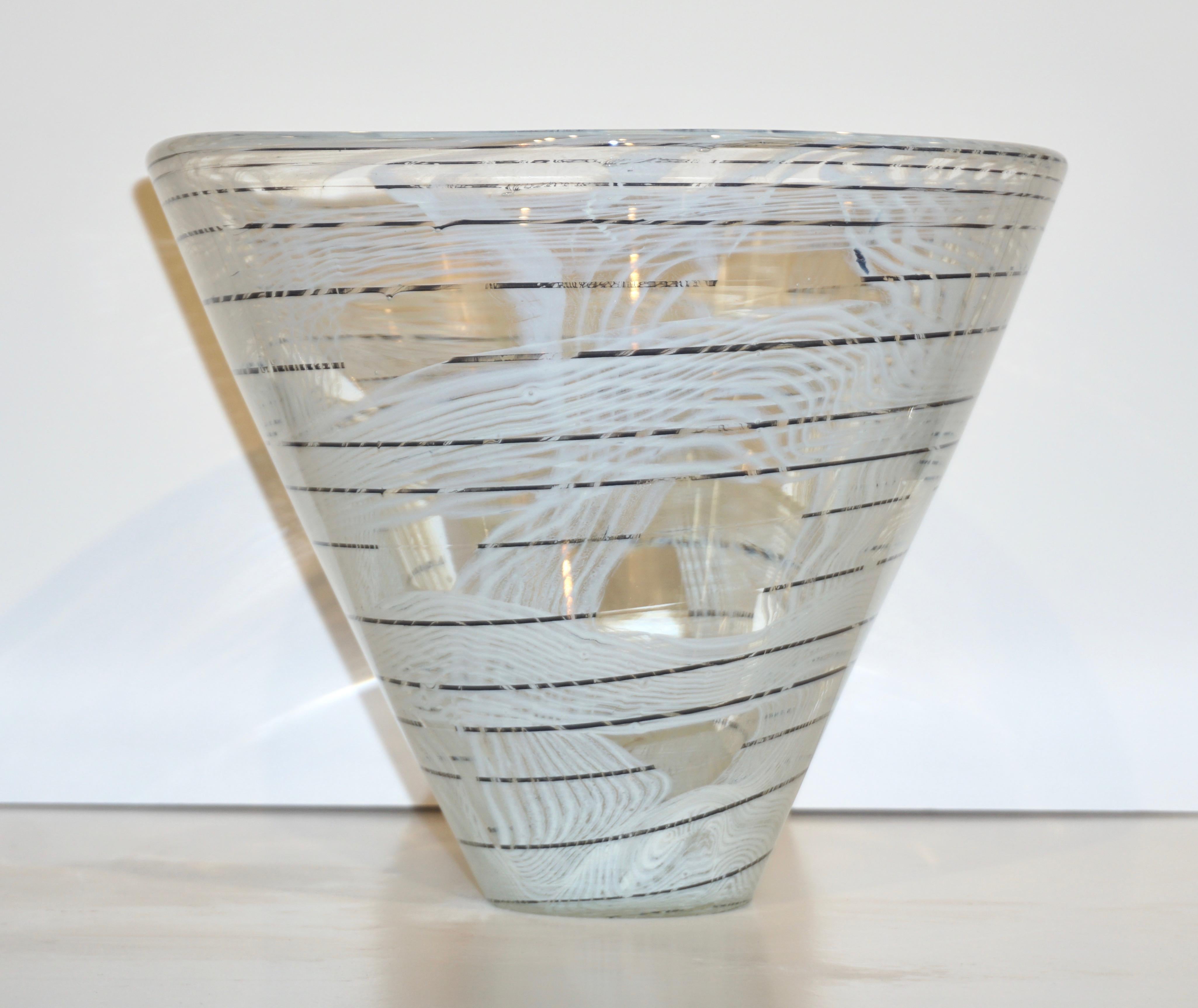 Rare paire de vases italiens des années 1950 signés Venini Murano, soufflés à la bouche en verre de Murano cristallin de forme conique organique, décorés d'une ligne noire en spirale soulignant une murrine blanche de motif abstrait comme une