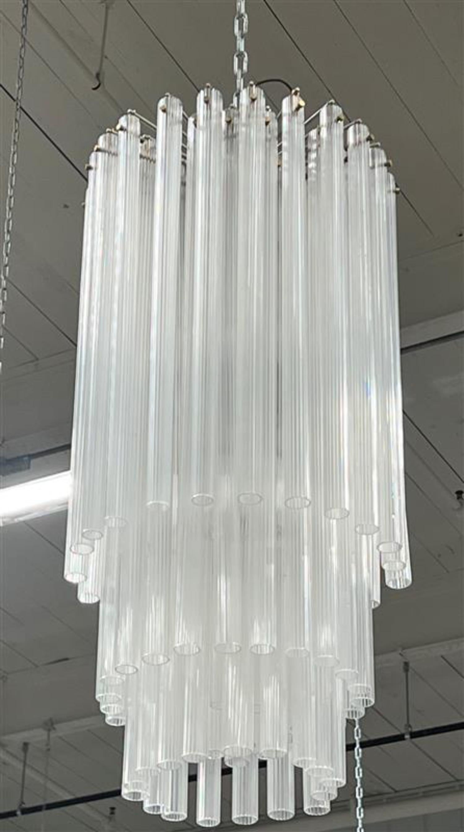Ce lustre est composé de tubes fins conçus dans le style de Murano produit en Italie par Venini. 
Éléments de tube en verre soufflé à la bouche, minces et élégants. 
Le recâblage est fortement conseillé.