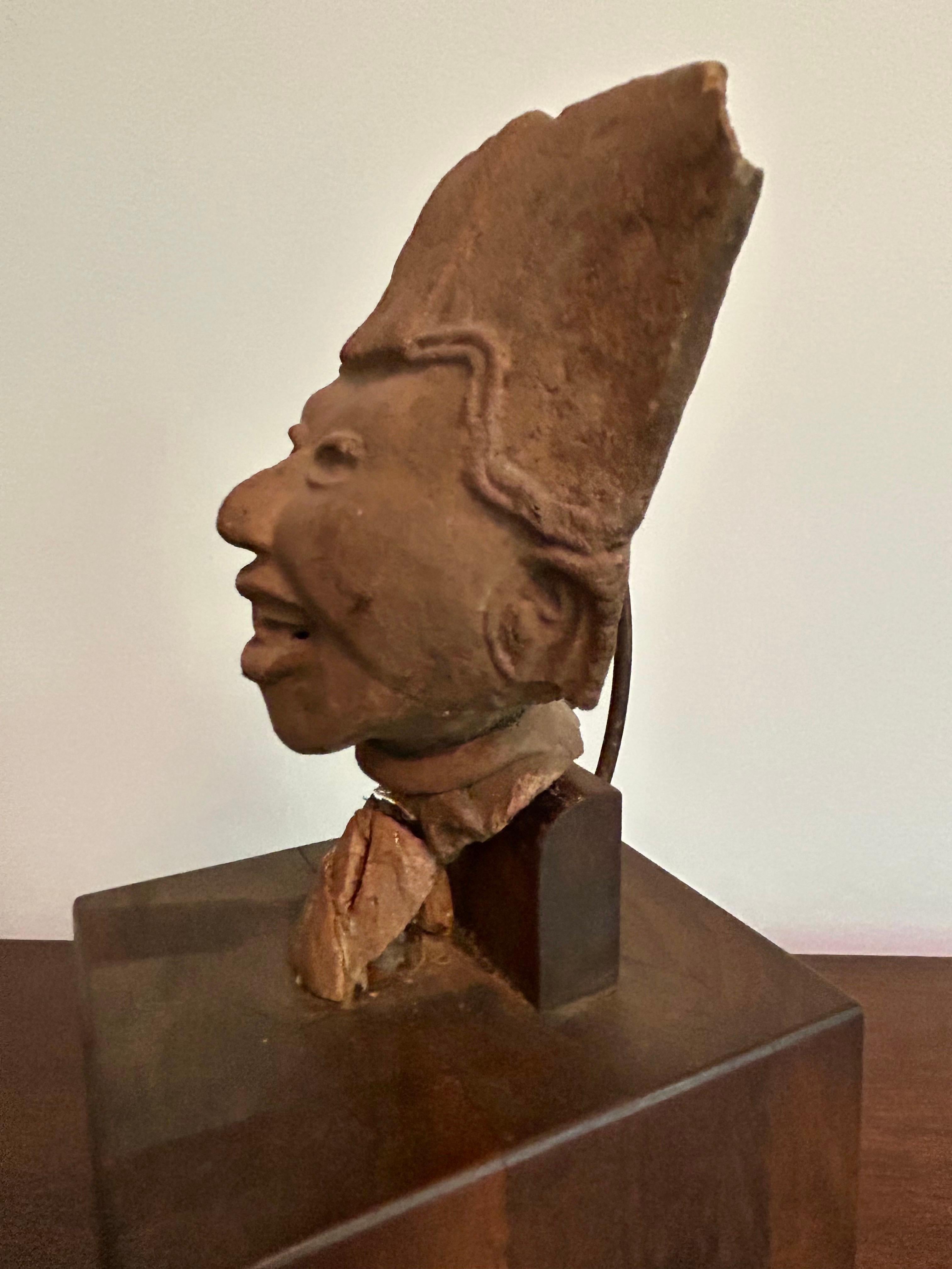 Prä-Columbianische Kunst.
Handgefertigter Tonfigurenkopf auf massivem Nussbaumsockel.
Originaler Vintage-Zustand mit altersgemäßer Abnutzung und Patina.
Eignet sich gut für Sammlungen und Dekorationen... 