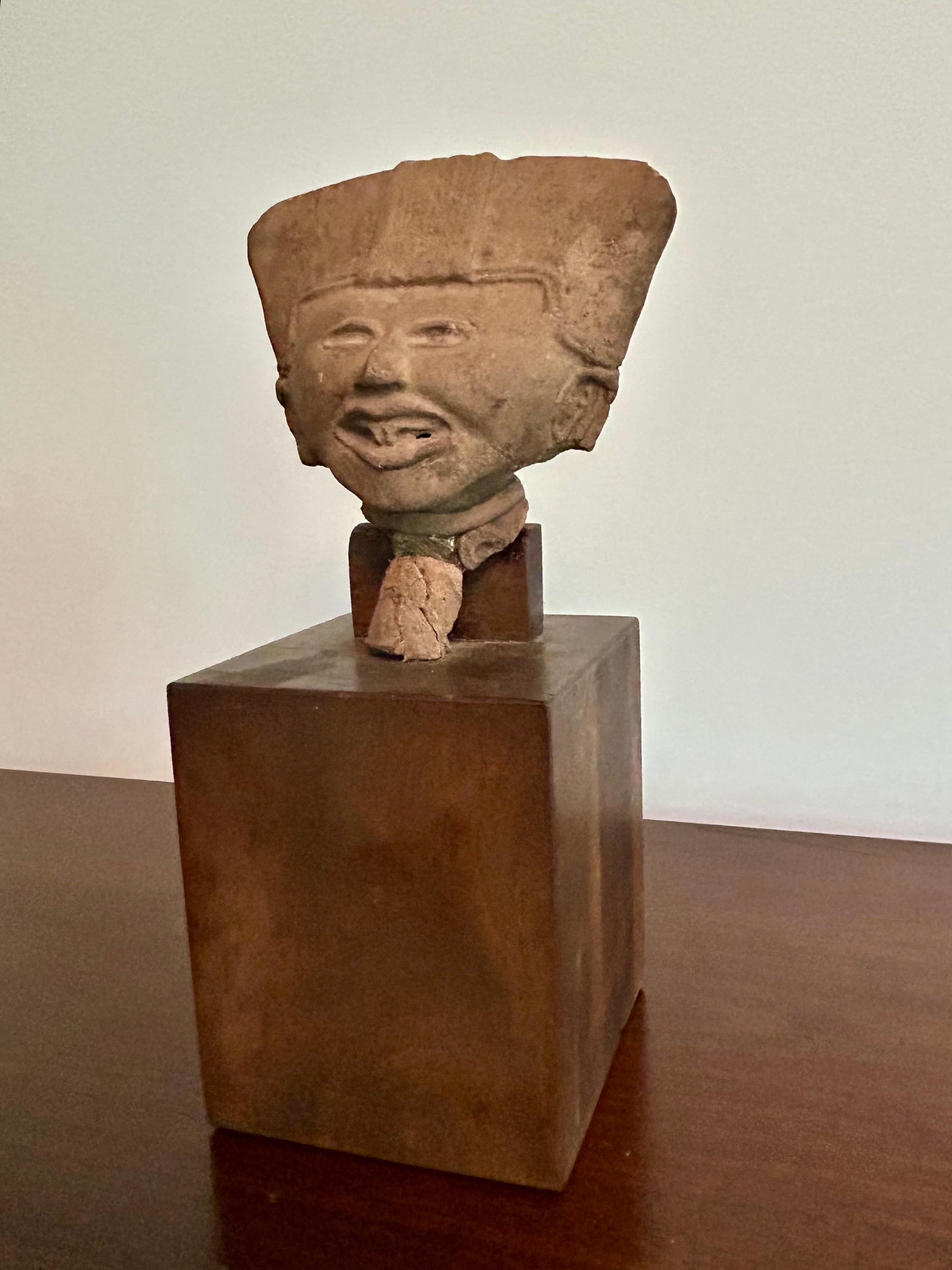 Vintage Veracruz Figur Kopf auf Wood Base Pre-Columbian Kunst (Mexikanisch) im Angebot