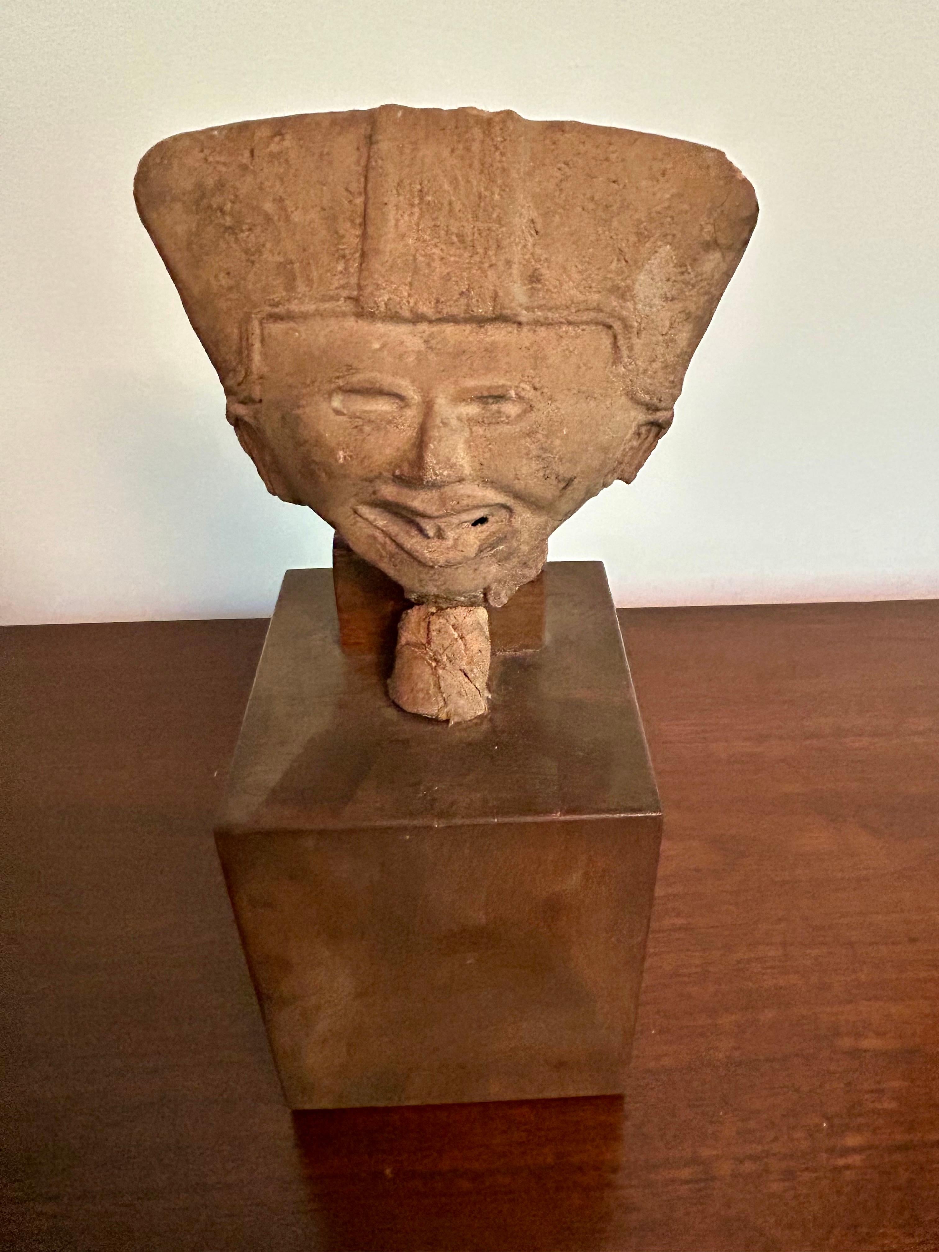 Vintage Veracruz Figur Kopf auf Wood Base Pre-Columbian Kunst im Zustand „Gut“ im Angebot in Los Angeles, CA