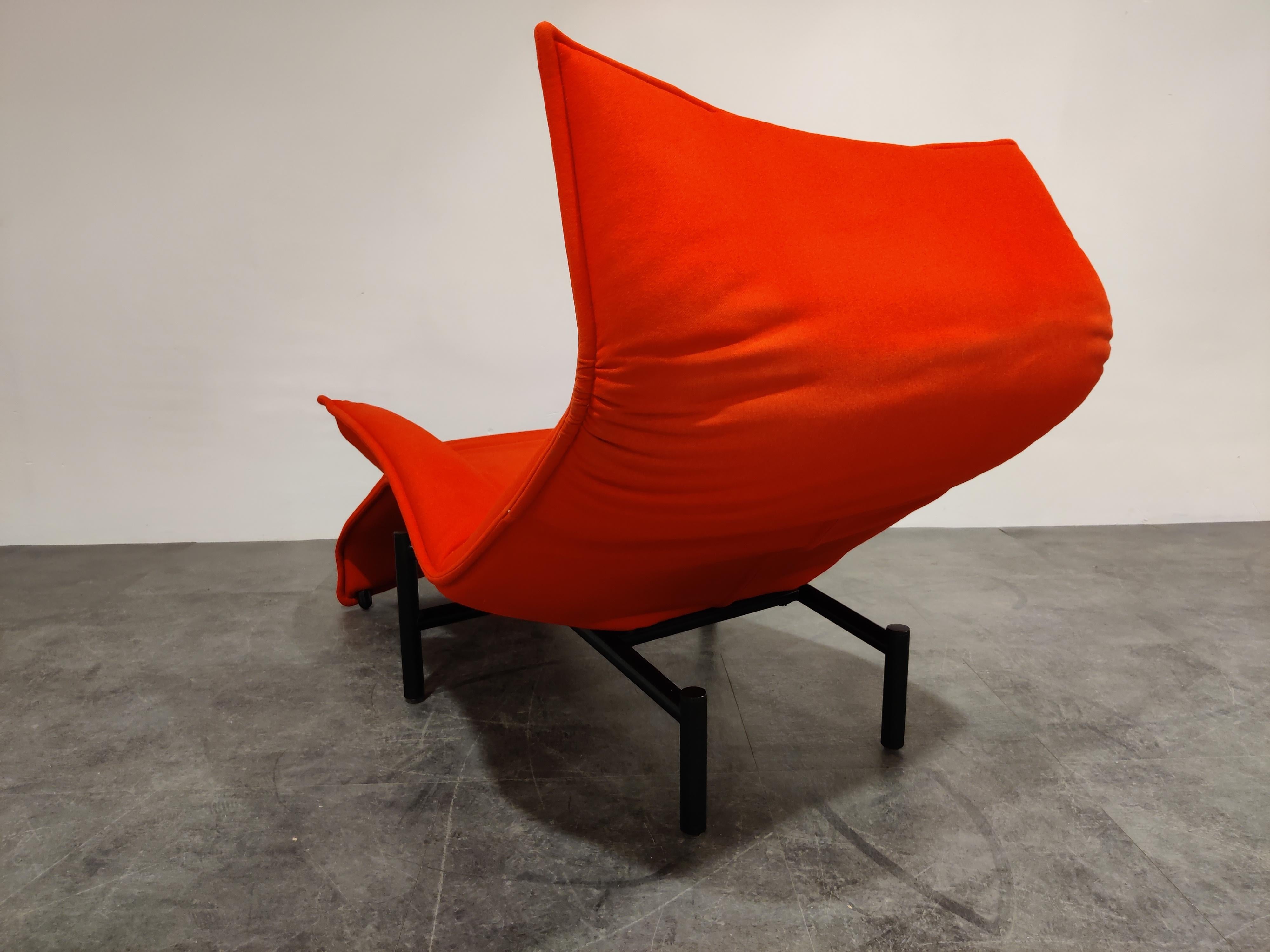 Vintage red fabric veranda lounge chair designed by Vico Magistretti for Cassina.

Beautiful lively red color and black lacquered metal frame.

The chair is adjustable in various way and has an ergonomic and timeless deisgn.

Magistretti's