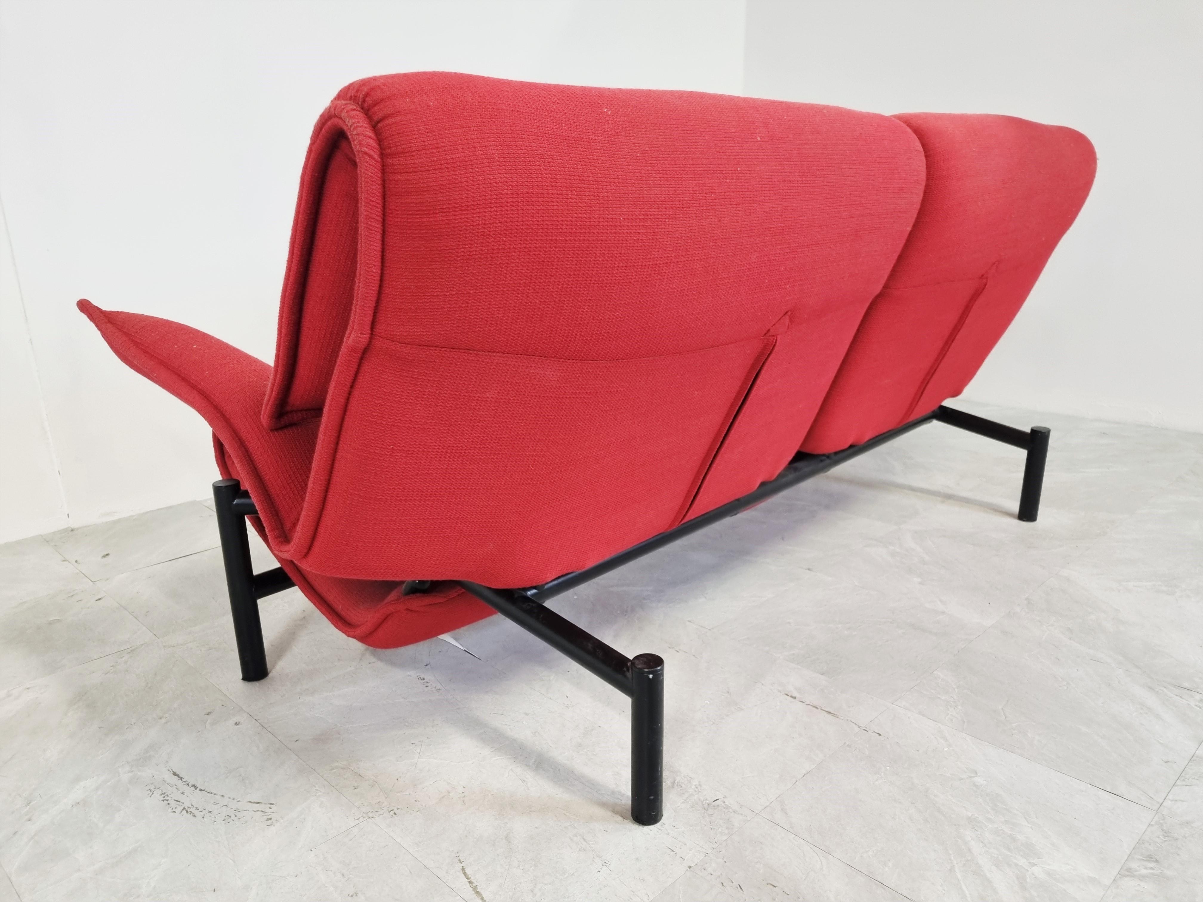 Vintage red fabric veranda two seater sofa/daybed designed by Vico Magistretti for Cassina.

Beautiful lively red colour and black lacquered metal frame.

The chair is adjustable in various way and has an ergonomic and timeless