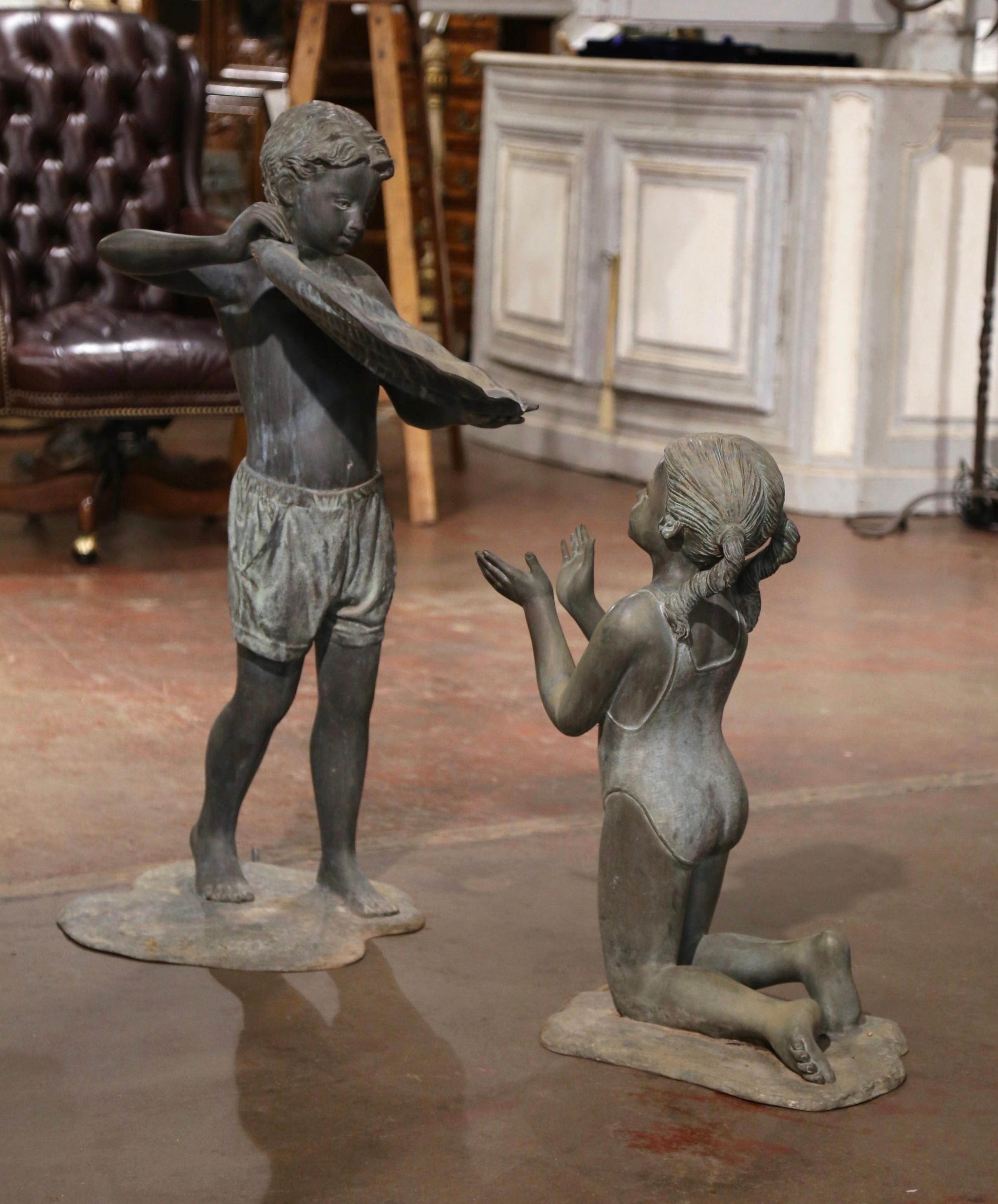 Fontana d'acqua vintage in bronzo verdastro con ragazzo e ragazza firmata Vernon Geyco in vendita 1