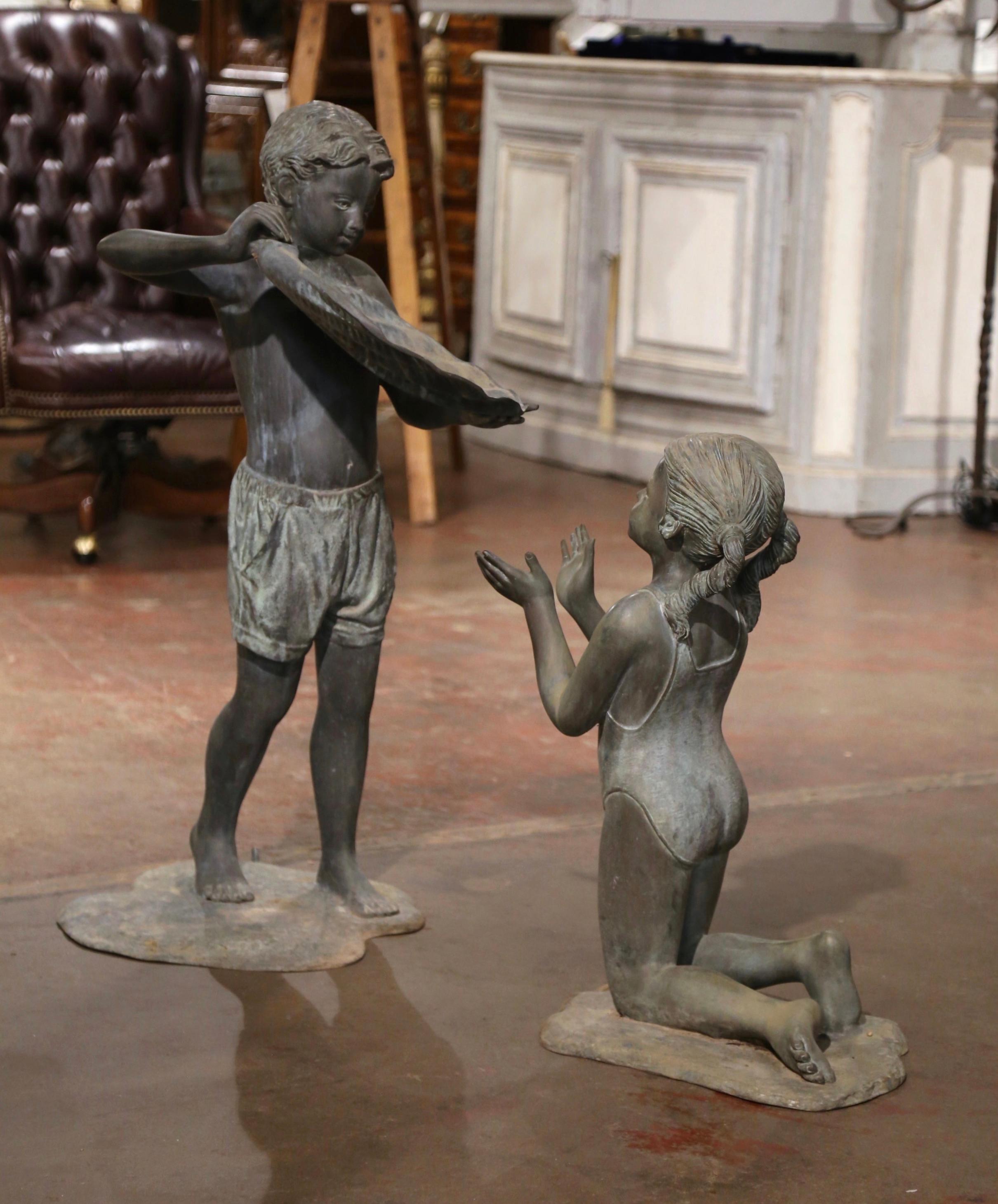 Sculpture de fontaine d'eau en bronze vert-de-gris garçon et fille signée Vernon Geyco en vente 1