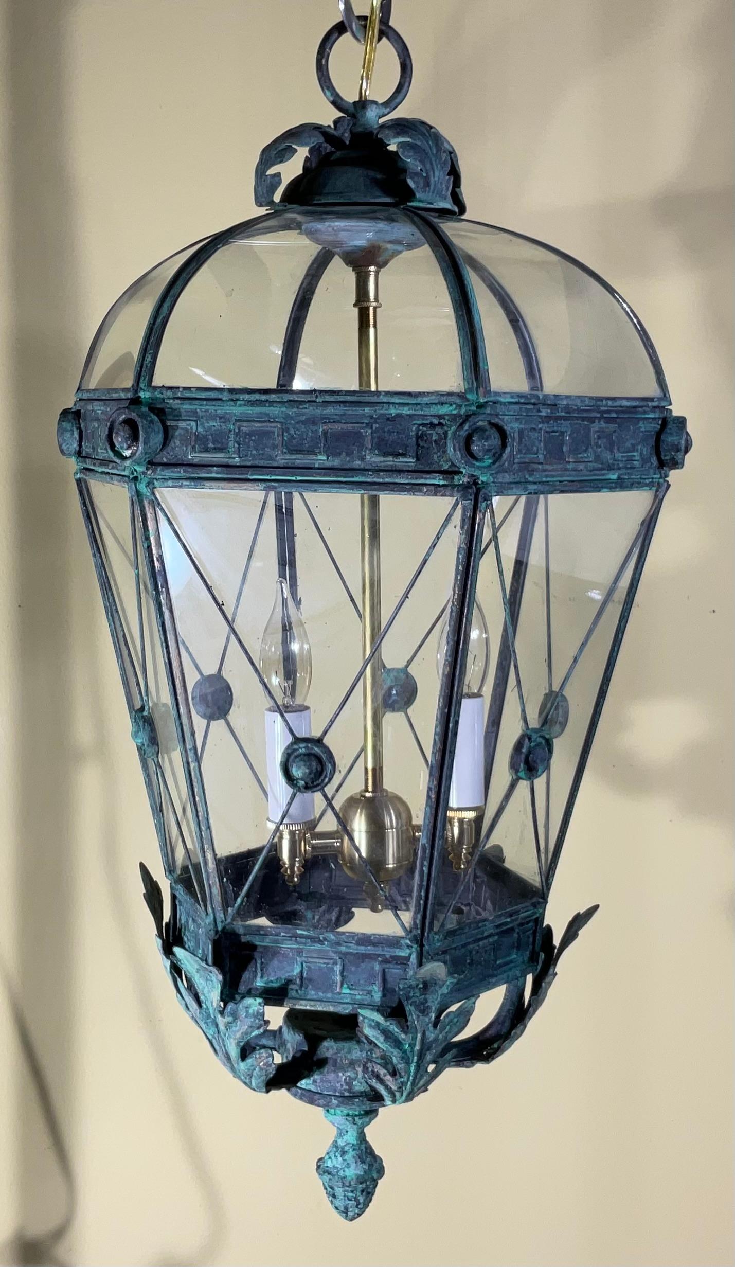 Lanterna/Pendente d'epoca in ottone massiccio Verdigris con dettaglio a foglie d'acanto in vendita 3