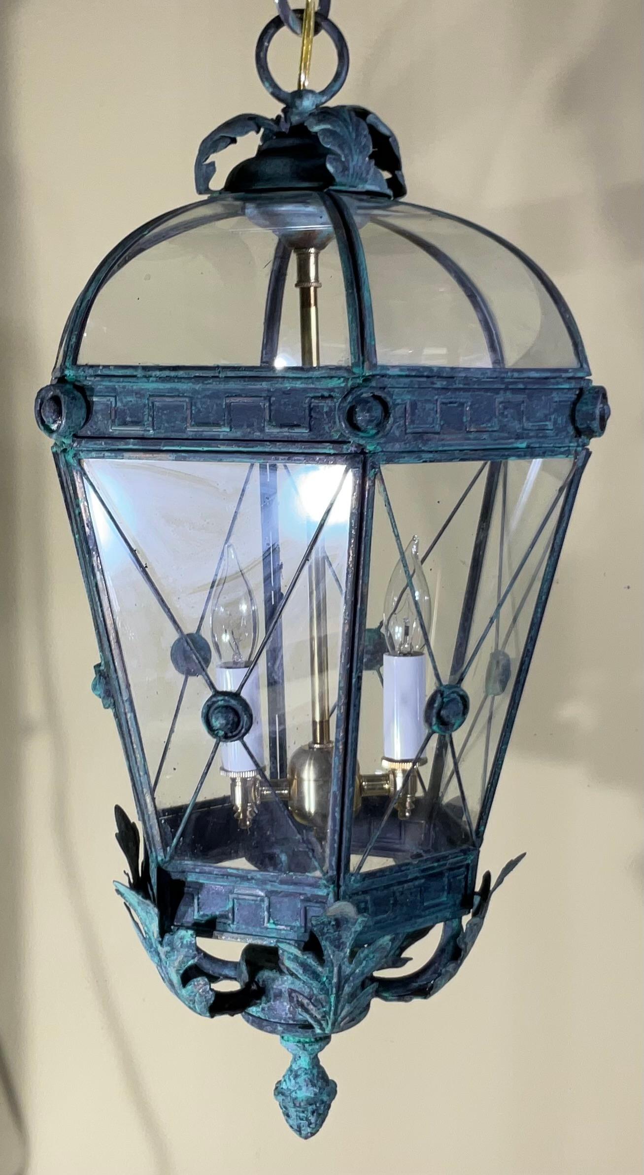 Lanterna/Pendente d'epoca in ottone massiccio Verdigris con dettaglio a foglie d'acanto in vendita 4