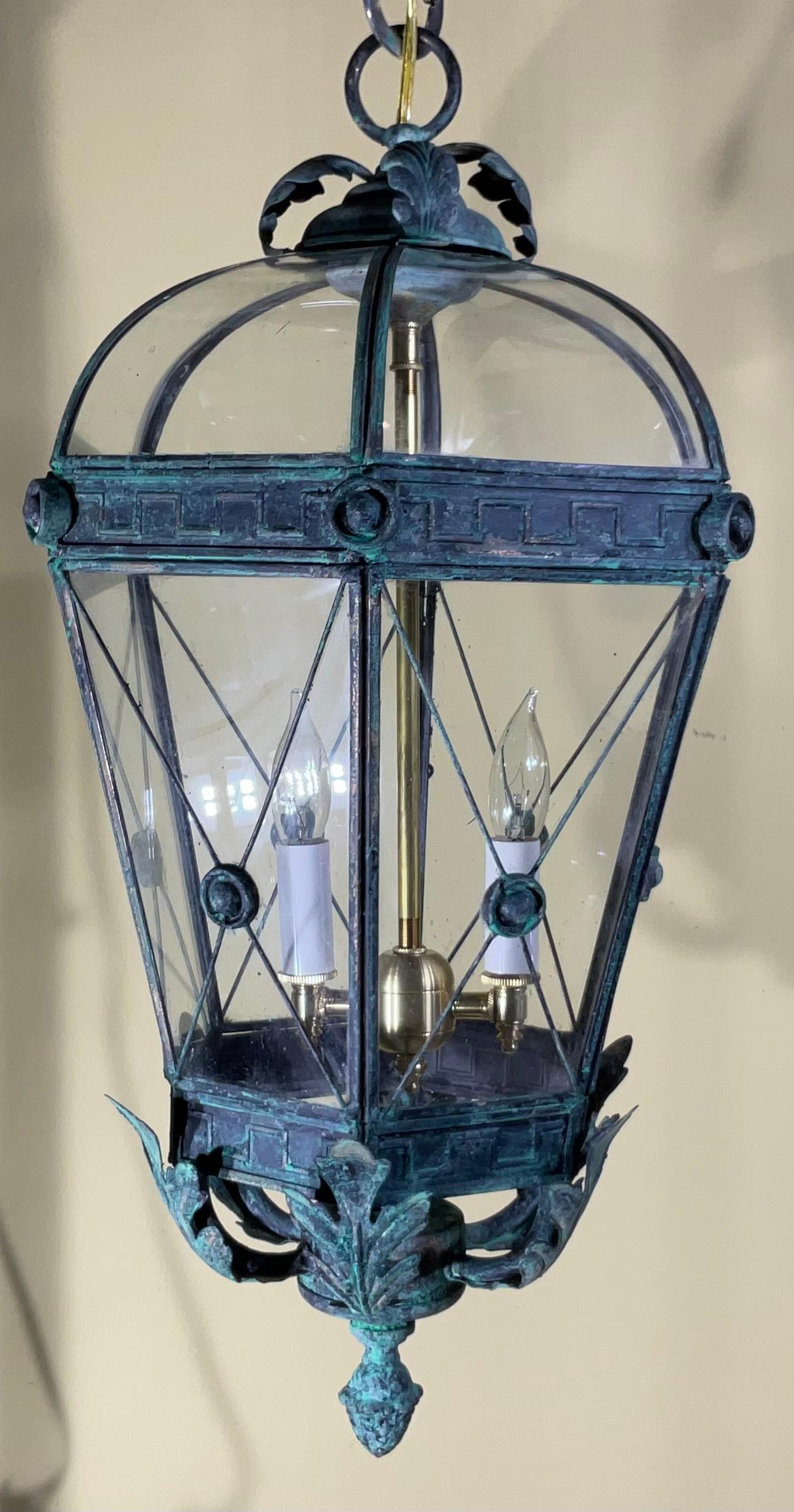 Lanterna/Pendente d'epoca in ottone massiccio Verdigris con dettaglio a foglie d'acanto in vendita 5