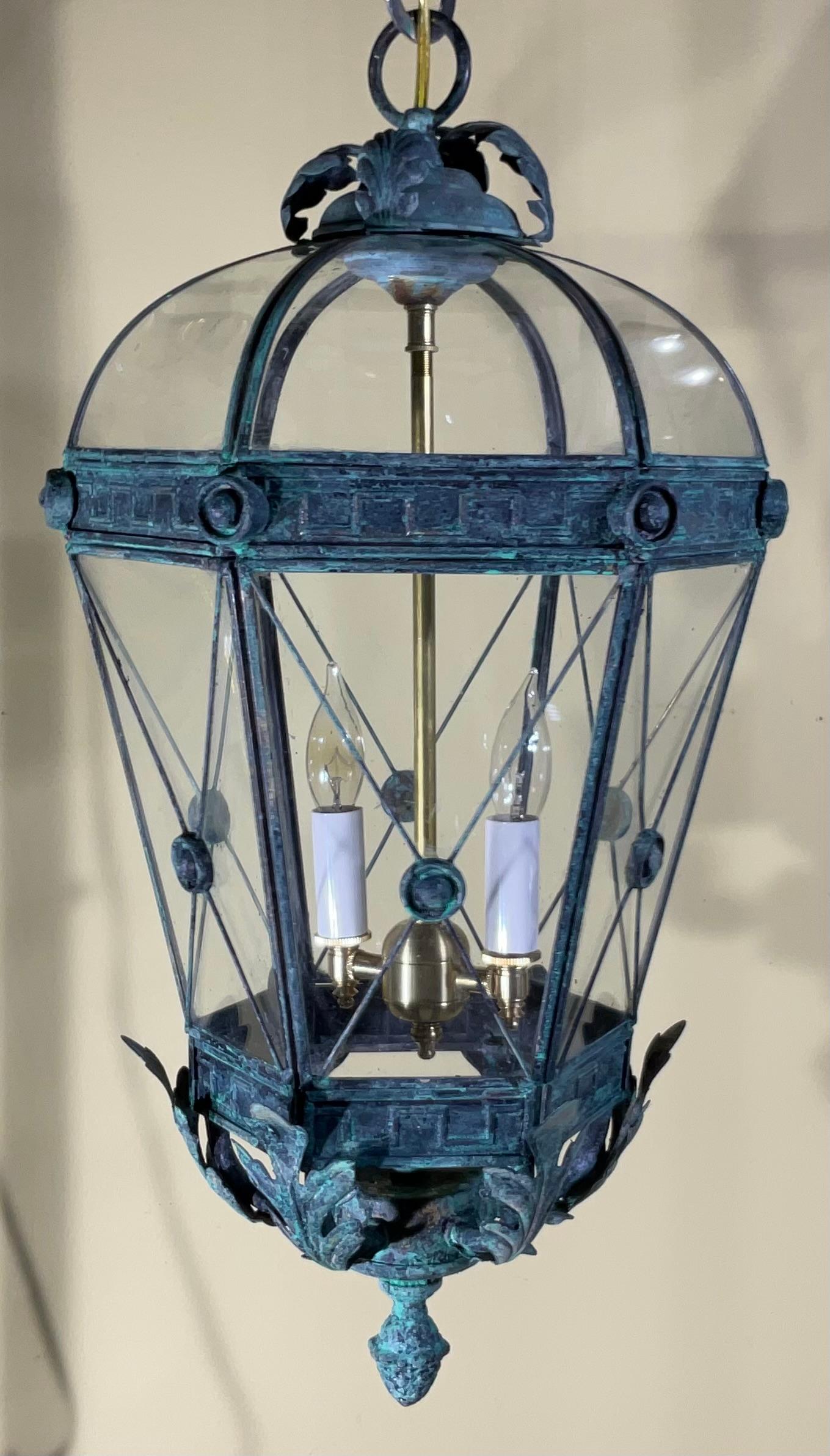 Lanterna/Pendente d'epoca in ottone massiccio Verdigris con dettaglio a foglie d'acanto in vendita 6