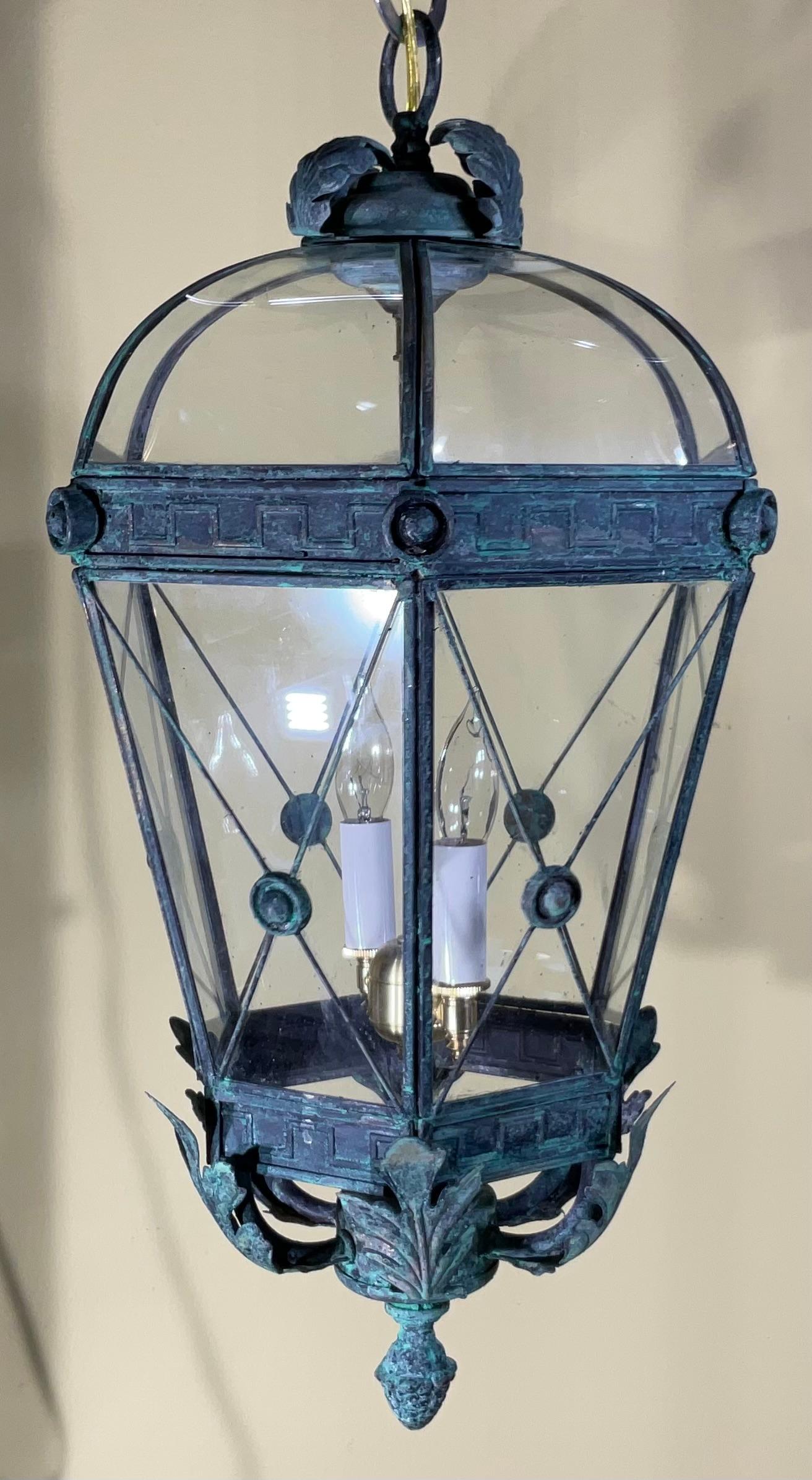 Lanterna/Pendente d'epoca in ottone massiccio Verdigris con dettaglio a foglie d'acanto in vendita 7