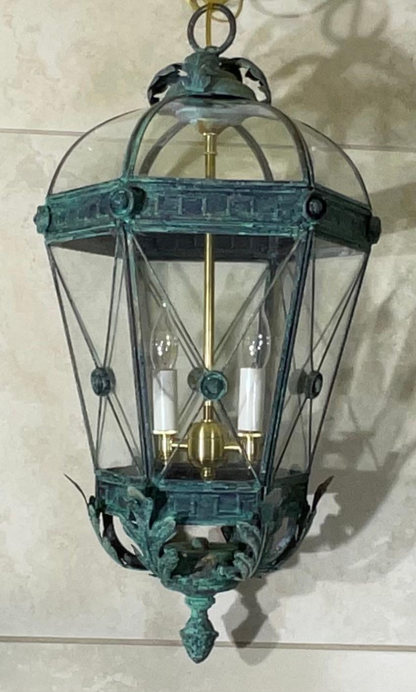 Lanterna/Pendente d'epoca in ottone massiccio Verdigris con dettaglio a foglie d'acanto in vendita 8