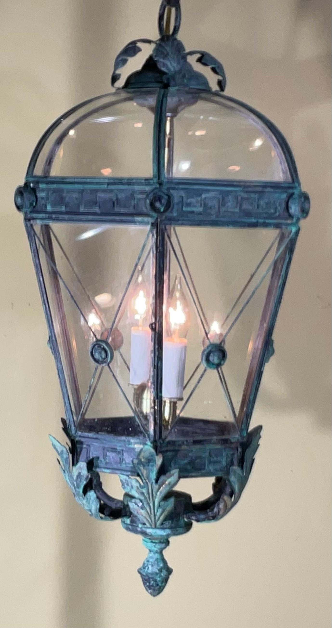 

Uno squisito esemplare vintage o d'epoca  lanterna a sospensione in ottone massiccio, probabilmente originariamente destinata all'esterno, ma altrettanto splendida in interni. Questa lampada a sospensione di forma esagonale o esagonale modificata