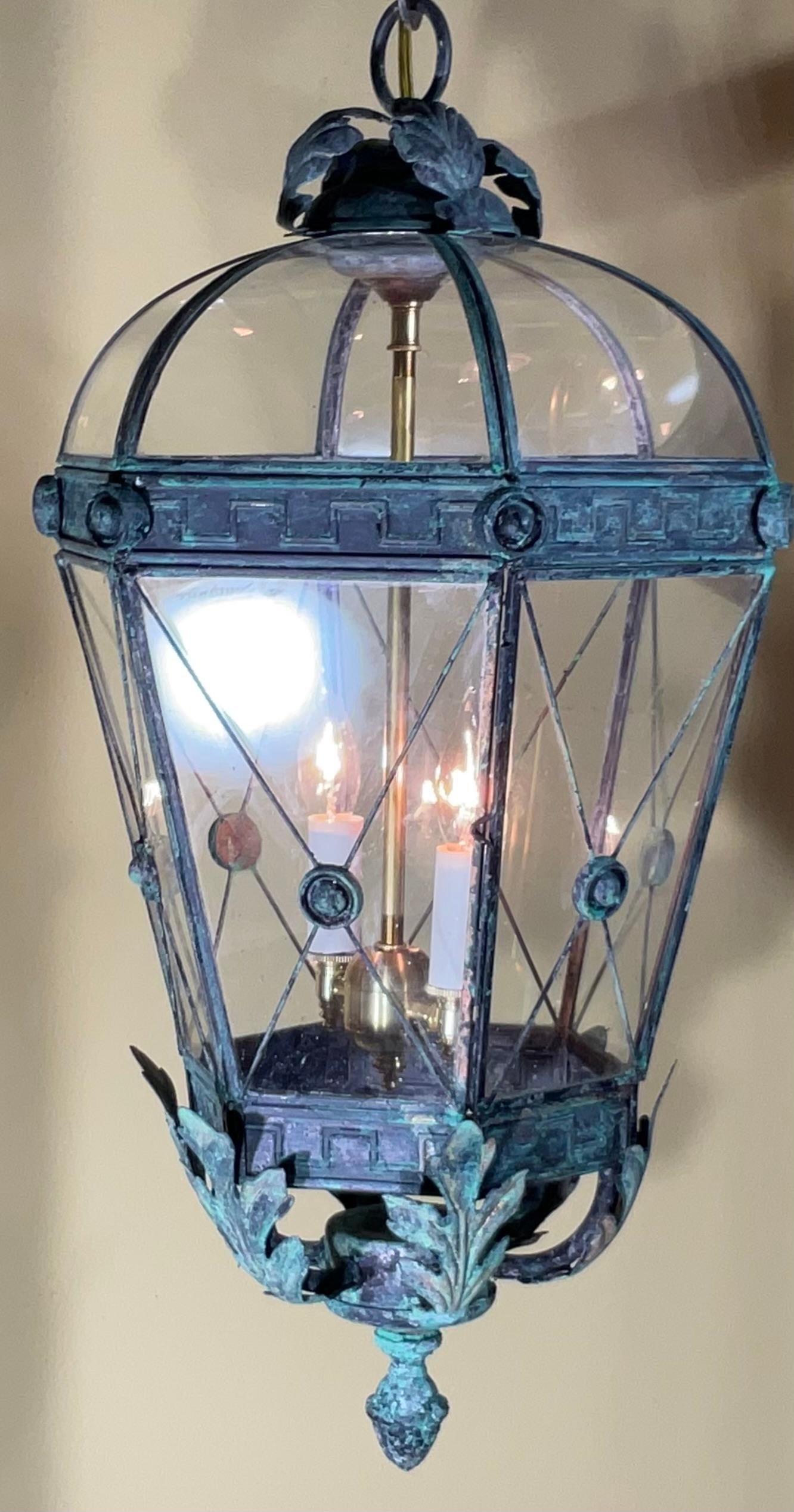 Americano Lanterna/Pendente d'epoca in ottone massiccio Verdigris con dettaglio a foglie d'acanto in vendita