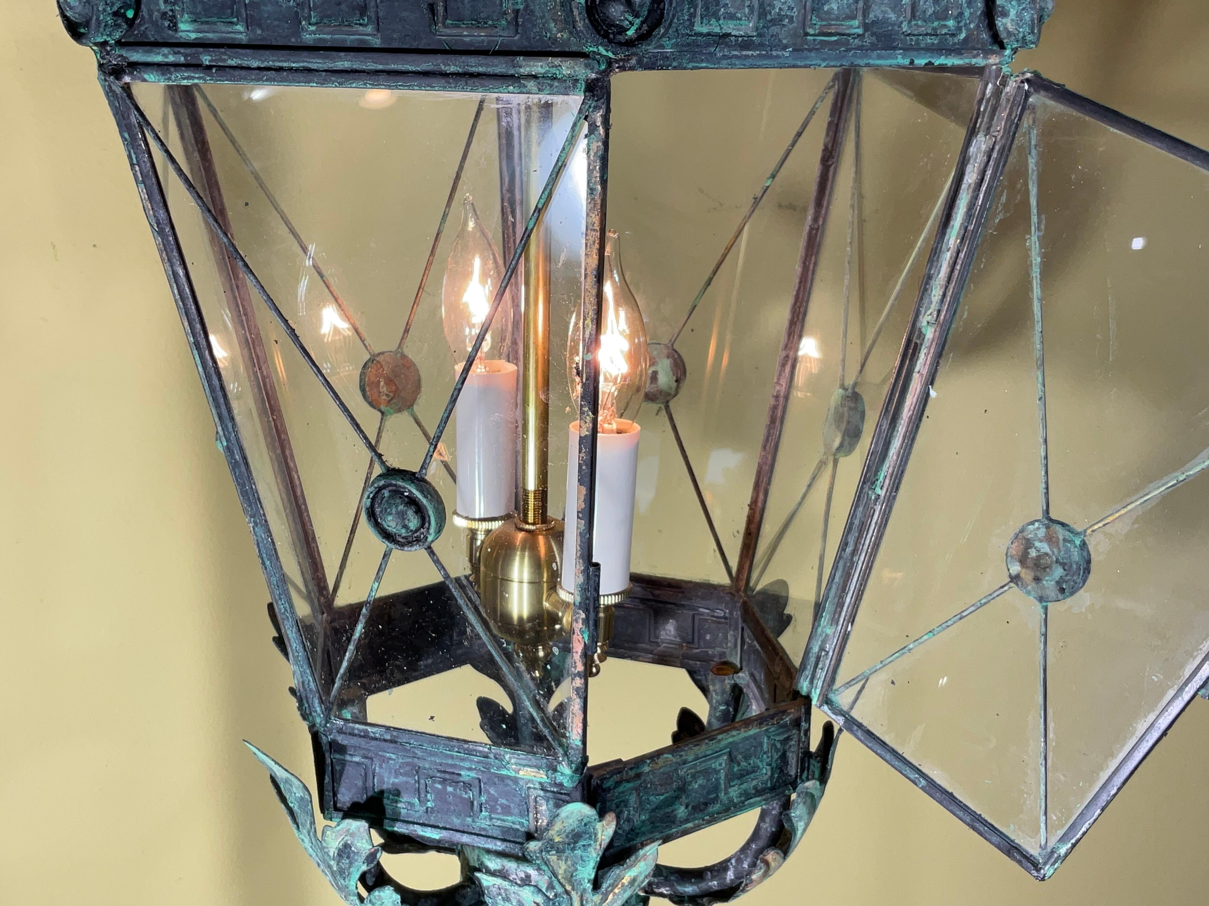 Fatto a mano Lanterna/Pendente d'epoca in ottone massiccio Verdigris con dettaglio a foglie d'acanto in vendita