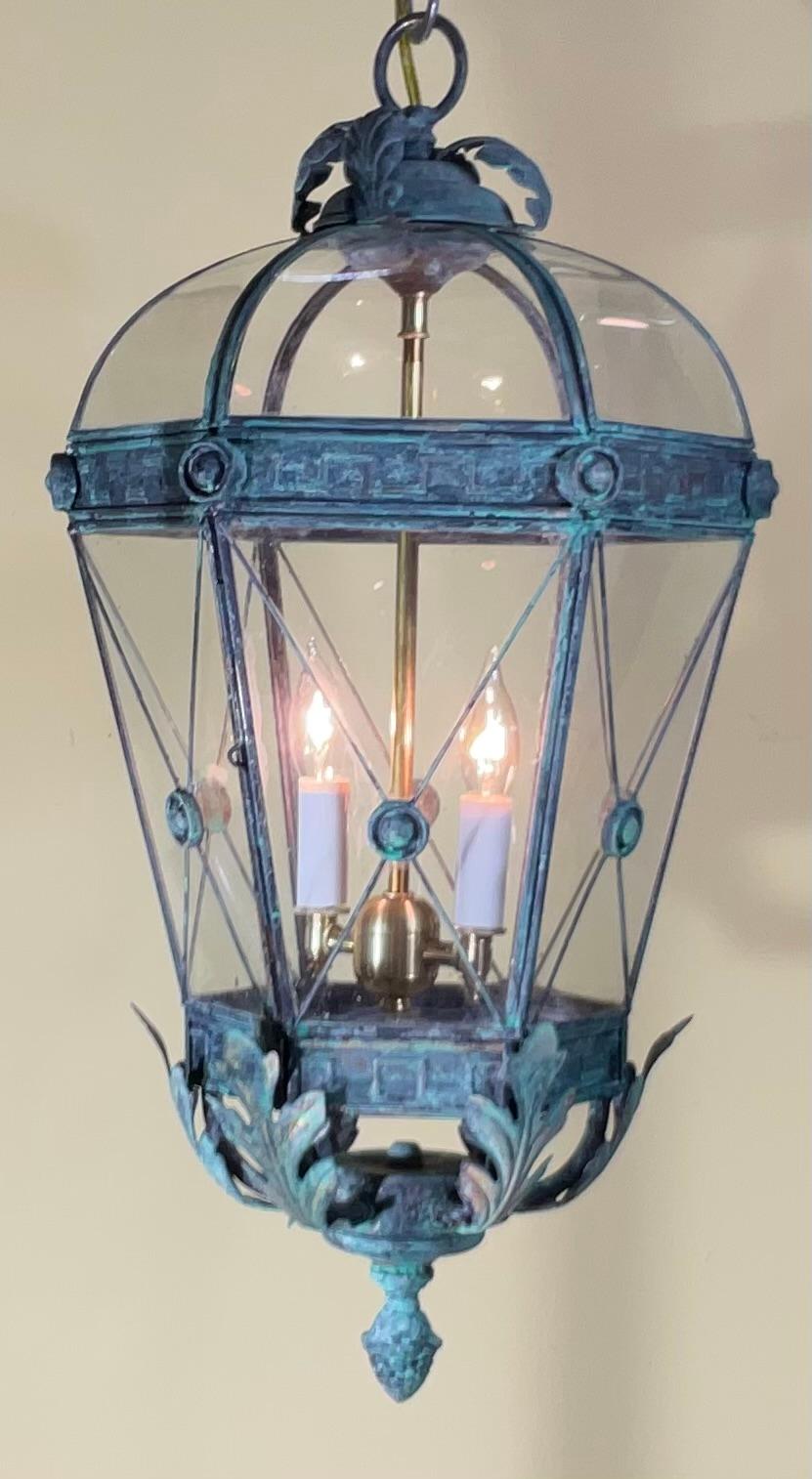 Lanterna/Pendente d'epoca in ottone massiccio Verdigris con dettaglio a foglie d'acanto In condizioni buone in vendita a Delray Beach, FL