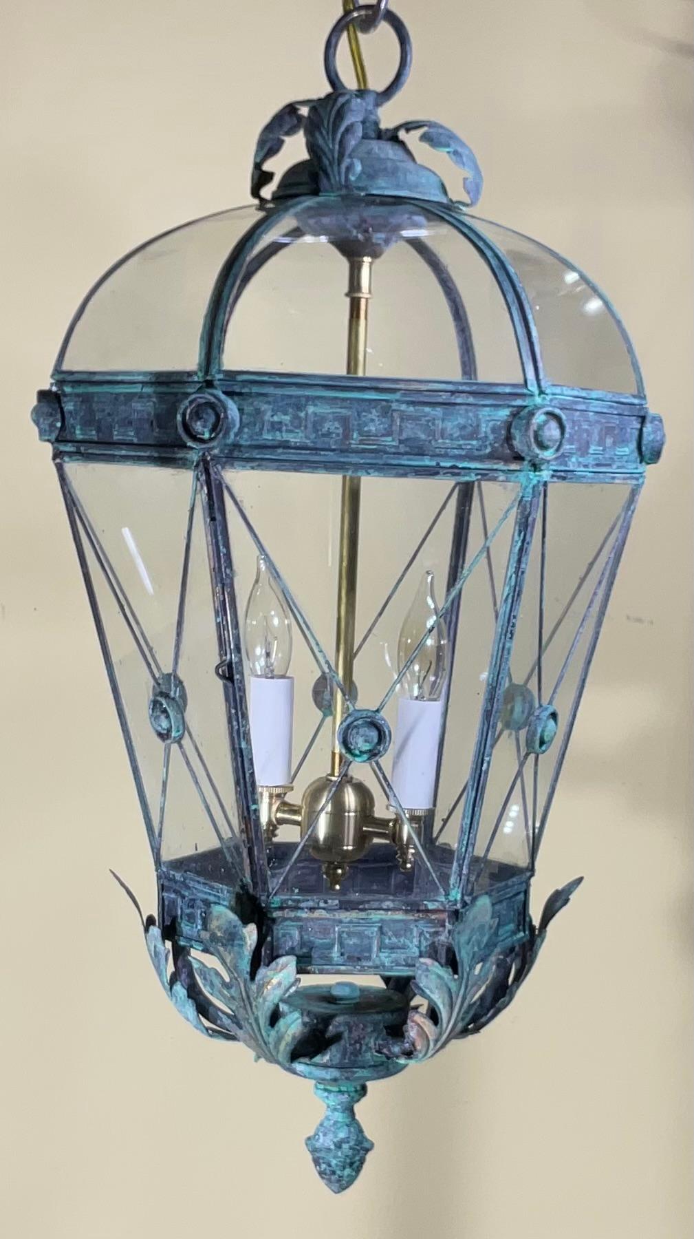 XX secolo Lanterna/Pendente d'epoca in ottone massiccio Verdigris con dettaglio a foglie d'acanto in vendita