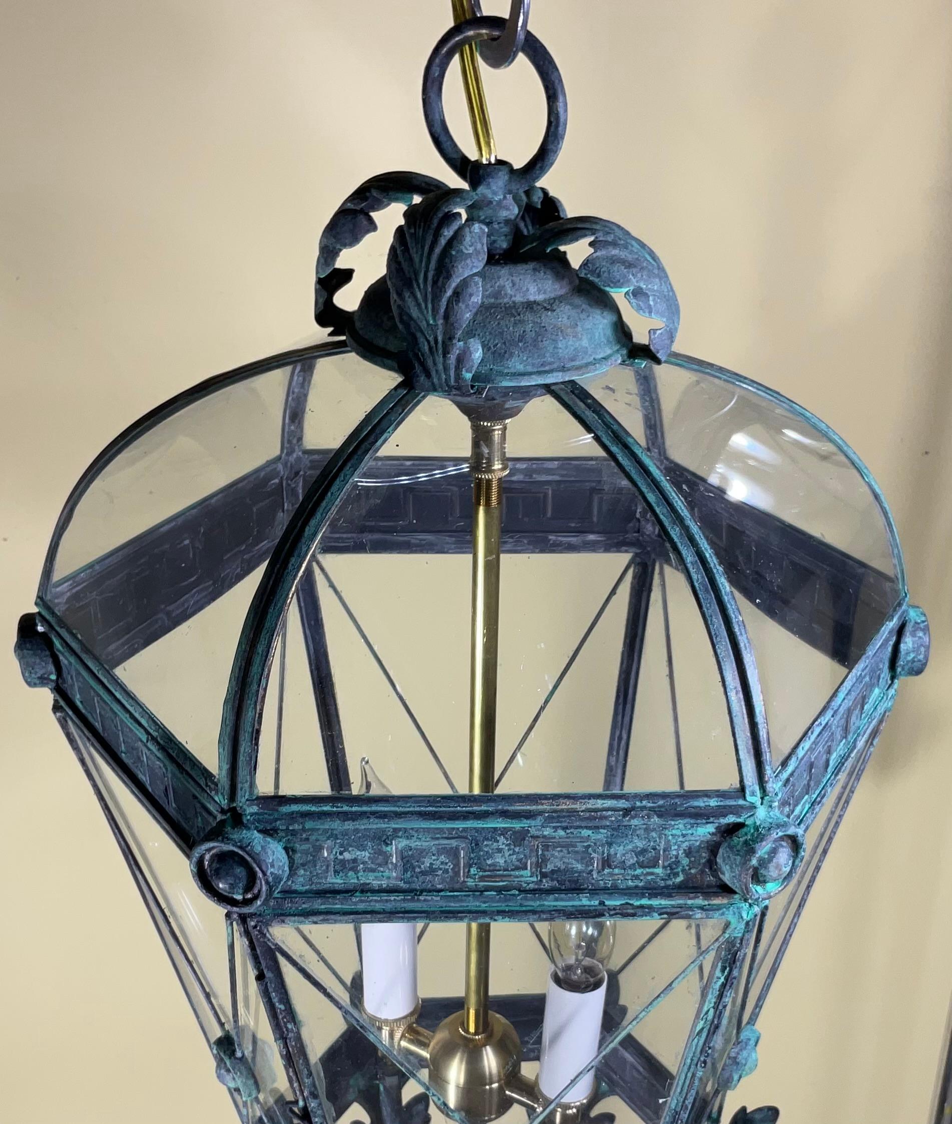 Ottone Lanterna/Pendente d'epoca in ottone massiccio Verdigris con dettaglio a foglie d'acanto in vendita