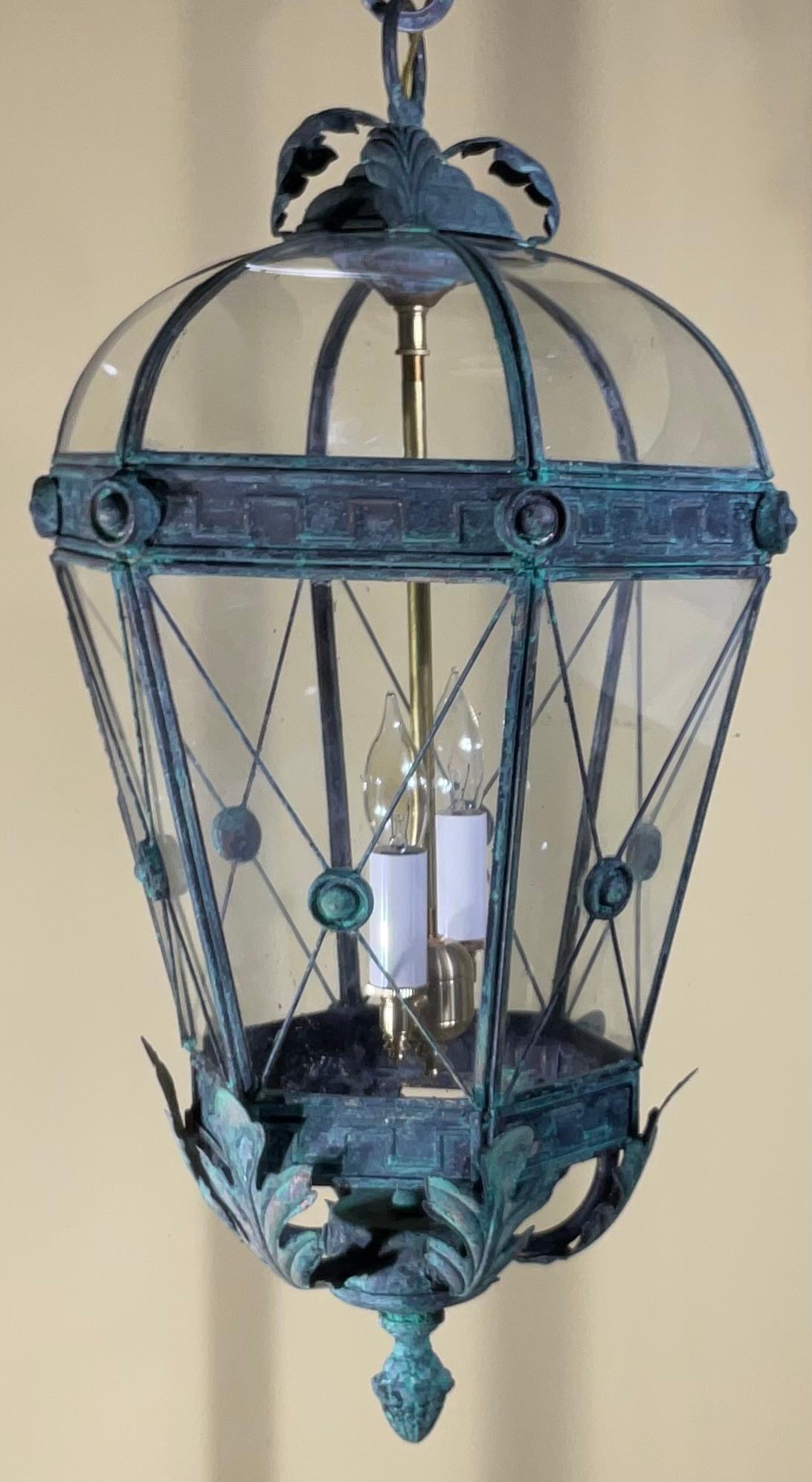 Lanterna/Pendente d'epoca in ottone massiccio Verdigris con dettaglio a foglie d'acanto in vendita 1