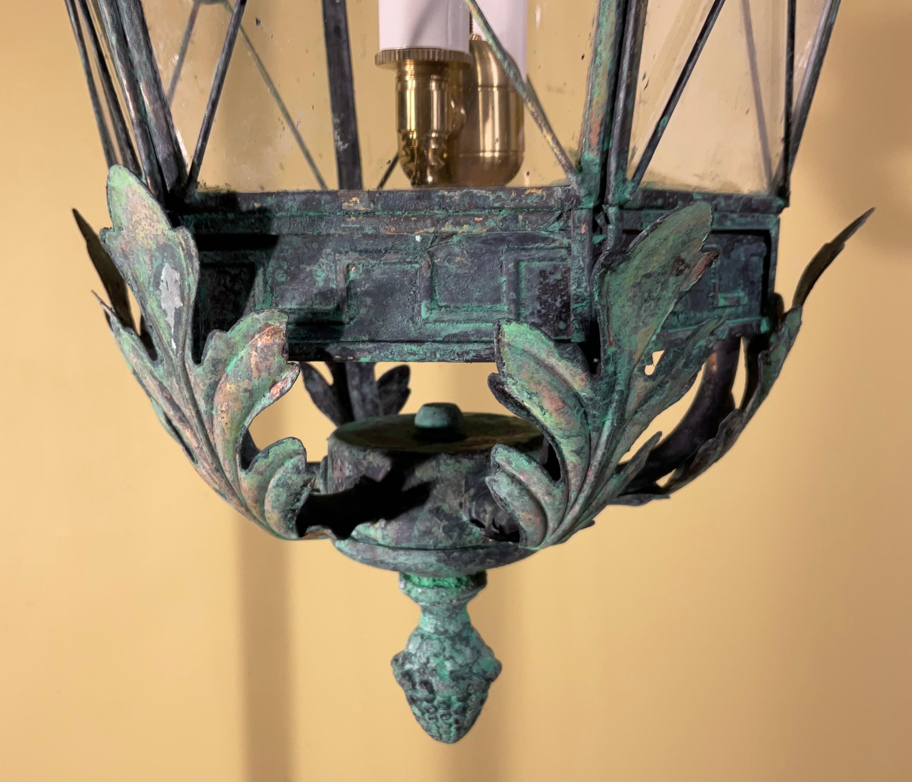 Lanterna/Pendente d'epoca in ottone massiccio Verdigris con dettaglio a foglie d'acanto in vendita 2