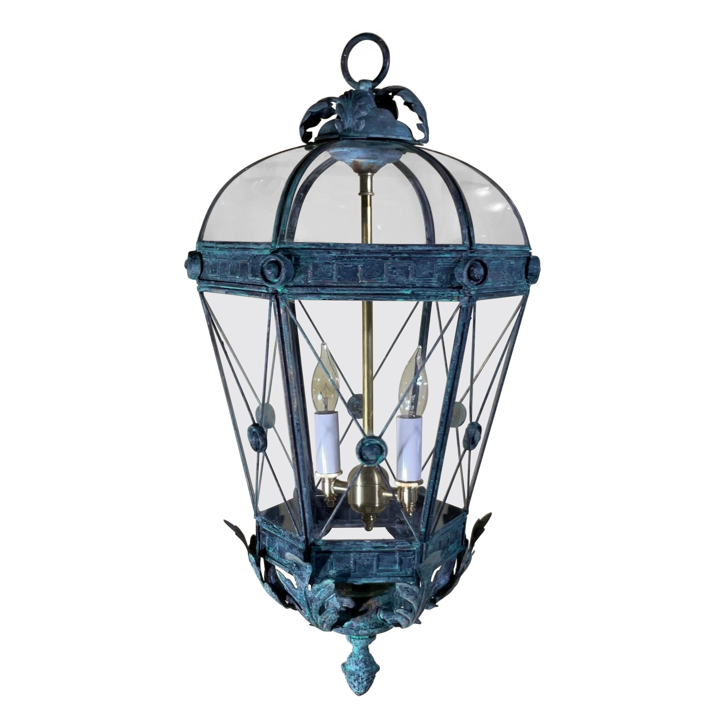 Lámpara colgante/linterna vintage de latón macizo verdigris con detalle de hoja de acanto