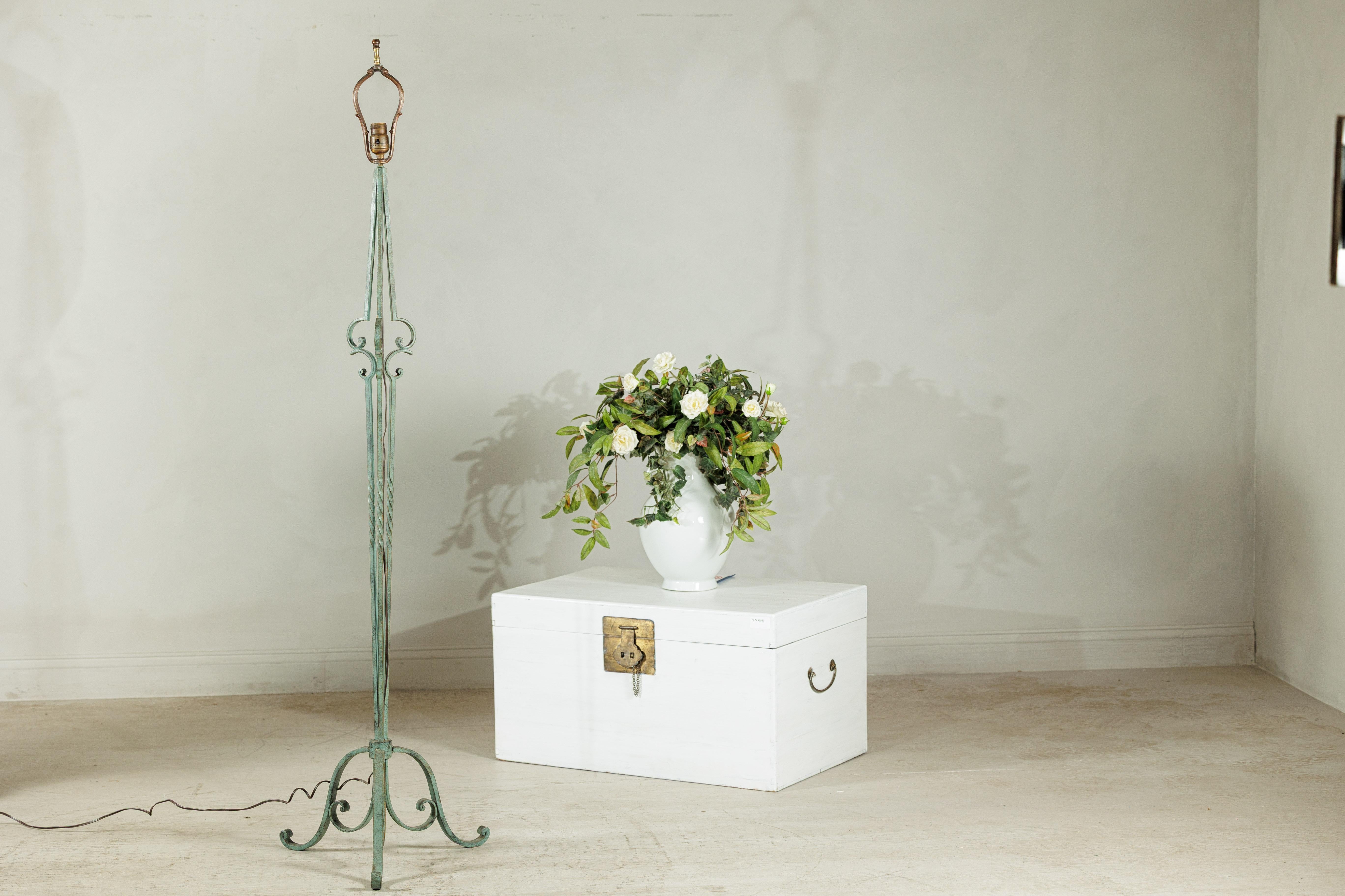 Lampada da terra vintage in ferro battuto Verdigris con base a volute e linee affusolate in vendita 4