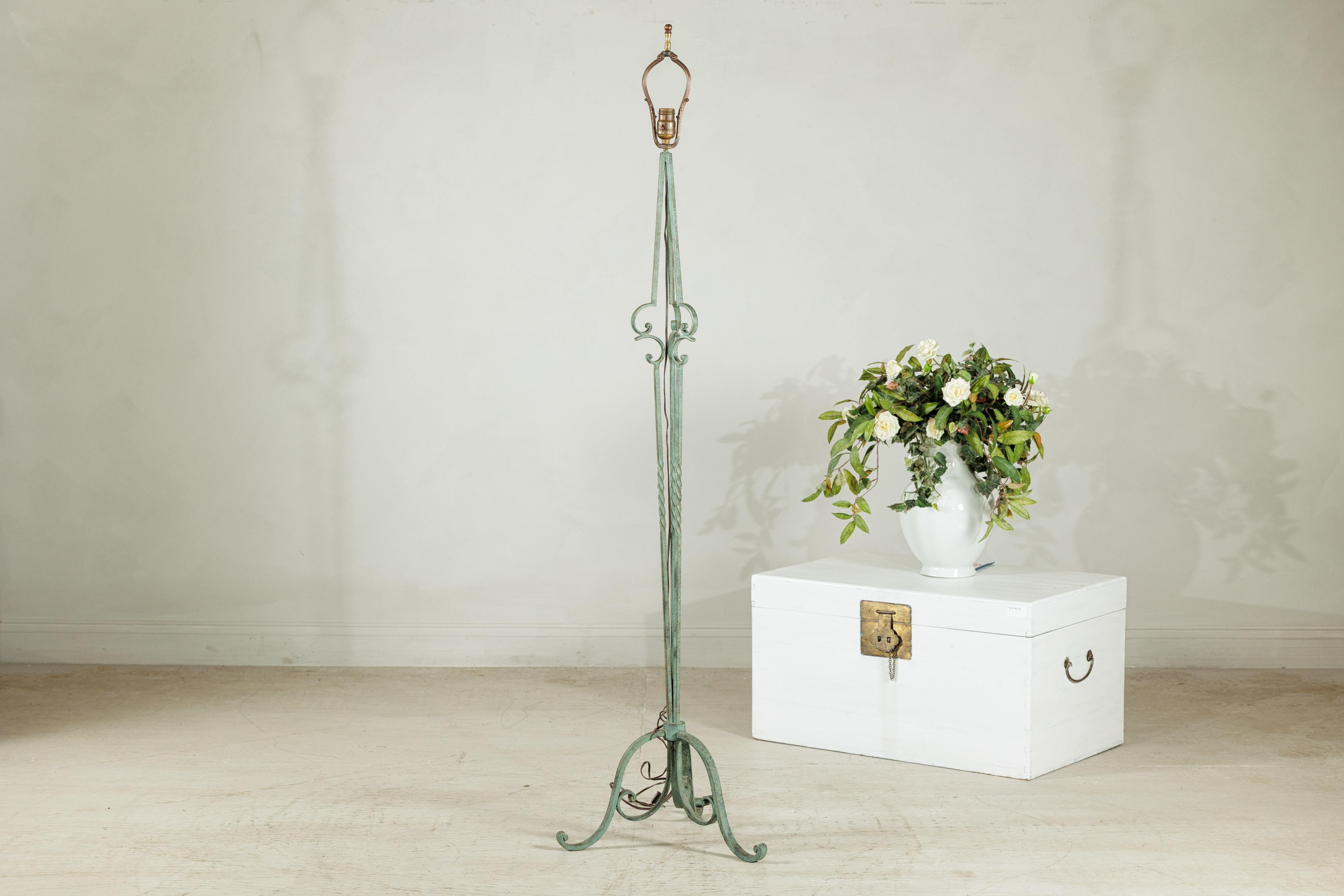 Lampada da terra vintage in ferro battuto Verdigris con base a volute e linee affusolate in vendita 6