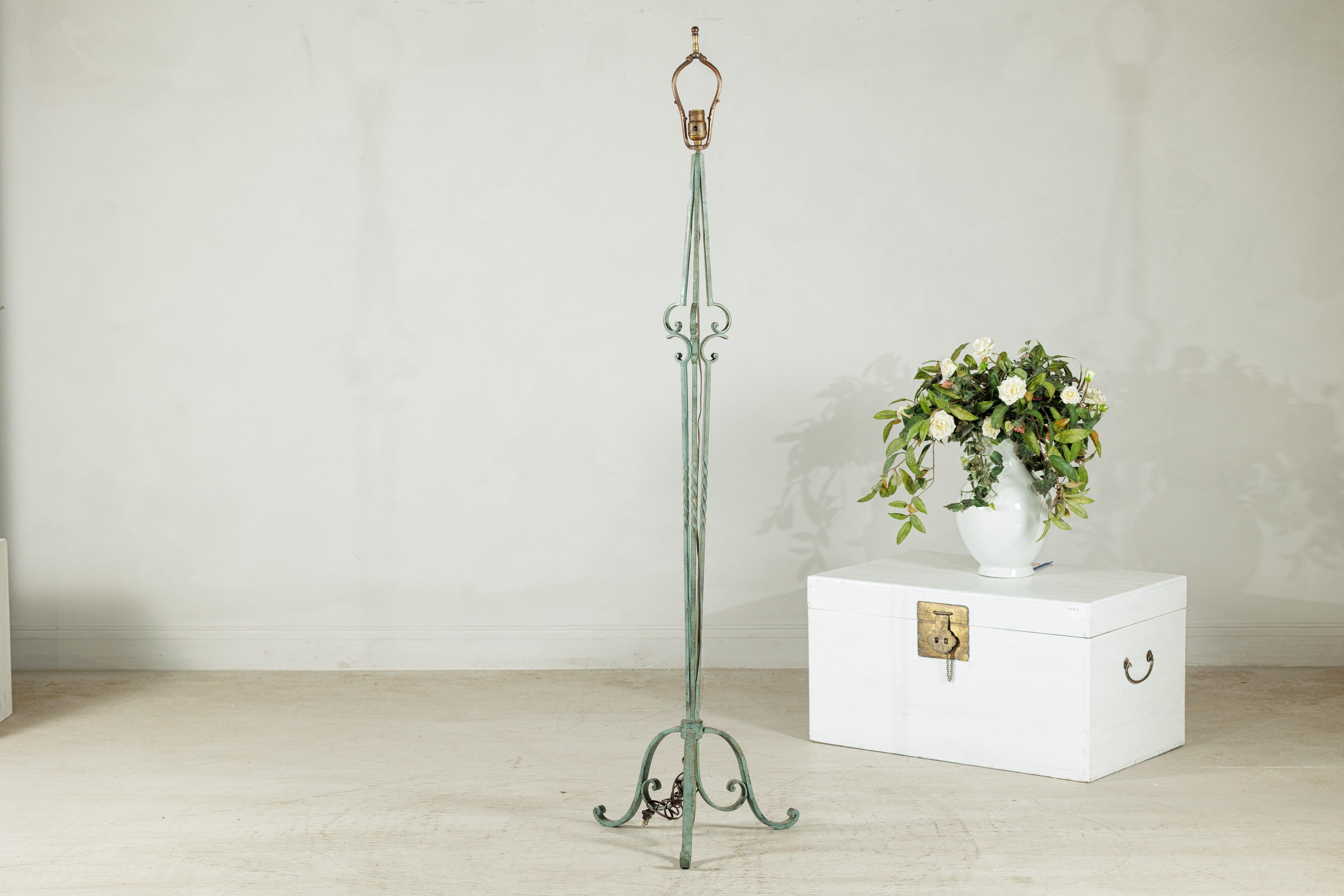 Lampada da terra vintage in ferro battuto Verdigris con base a volute e linee affusolate in vendita 8