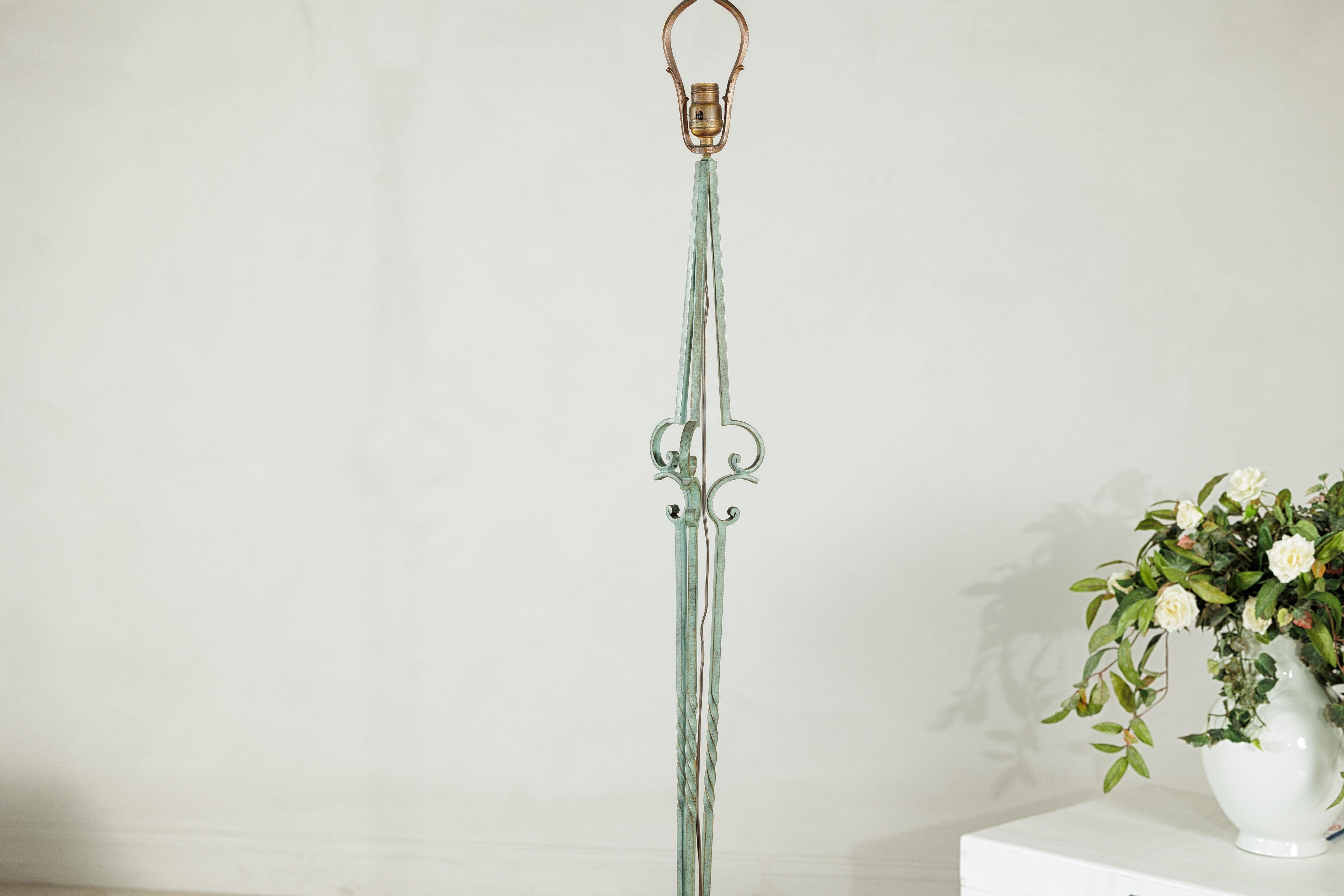 Patinato Lampada da terra vintage in ferro battuto Verdigris con base a volute e linee affusolate in vendita