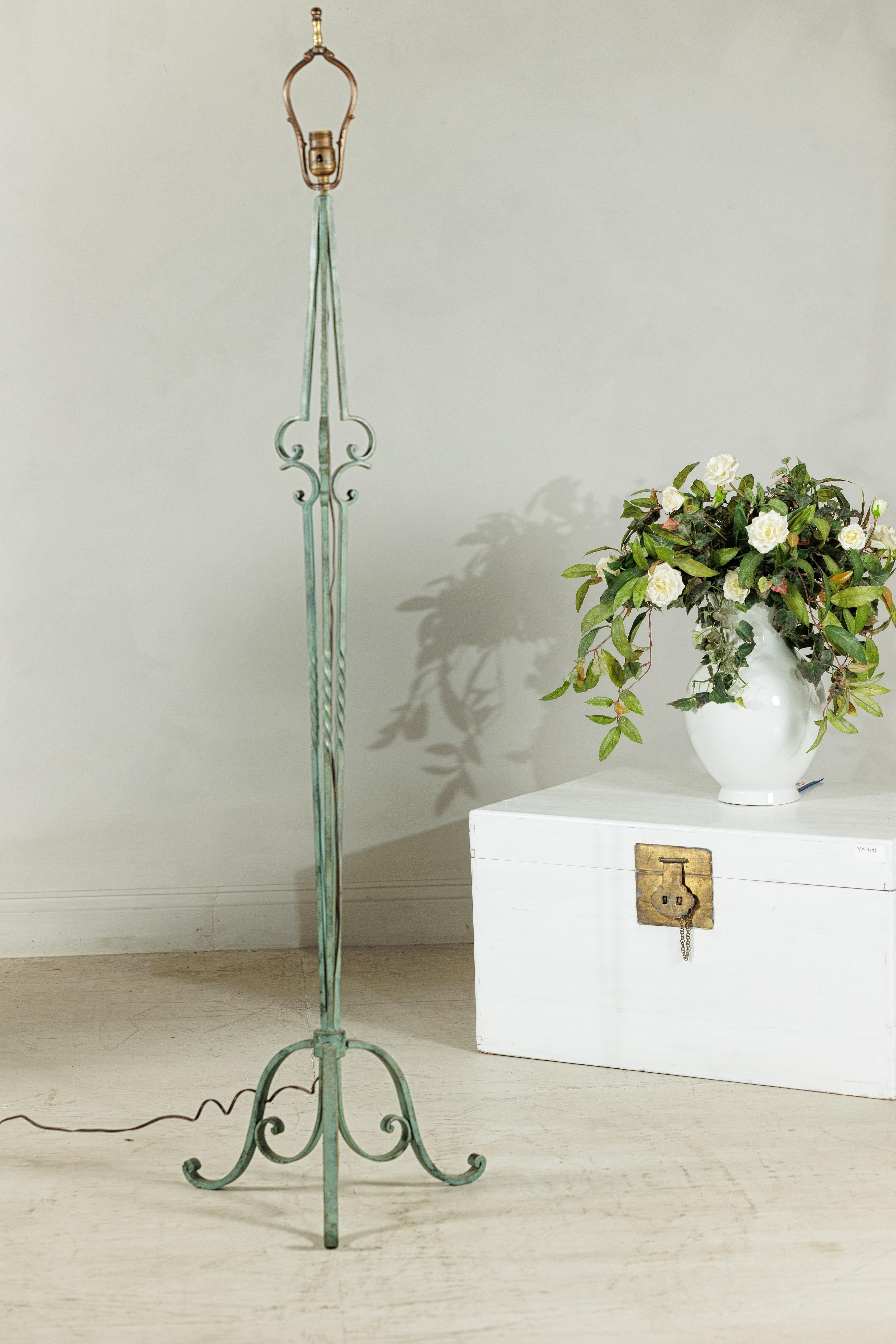 XX secolo Lampada da terra vintage in ferro battuto Verdigris con base a volute e linee affusolate in vendita