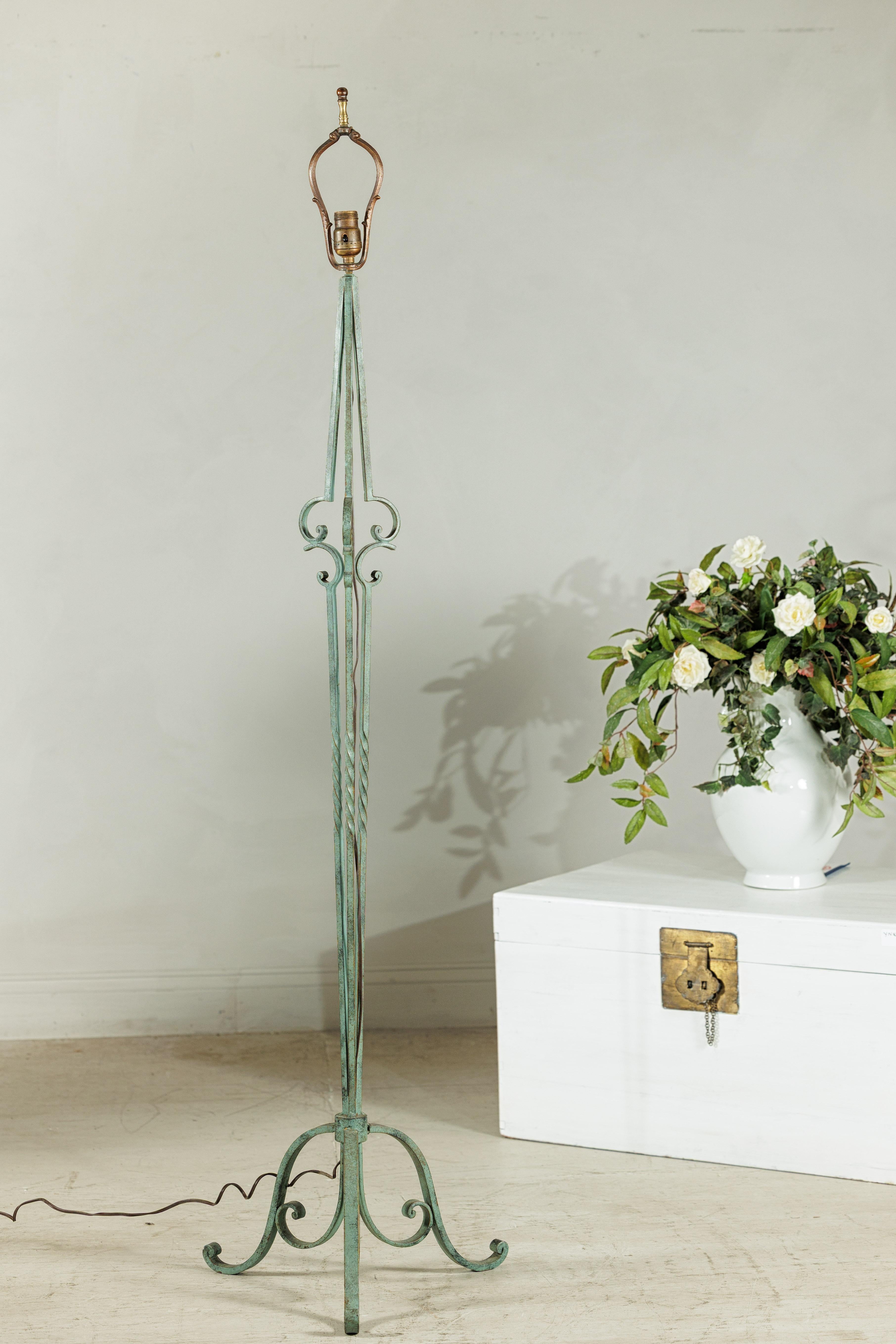 Ferro battuto Lampada da terra vintage in ferro battuto Verdigris con base a volute e linee affusolate in vendita