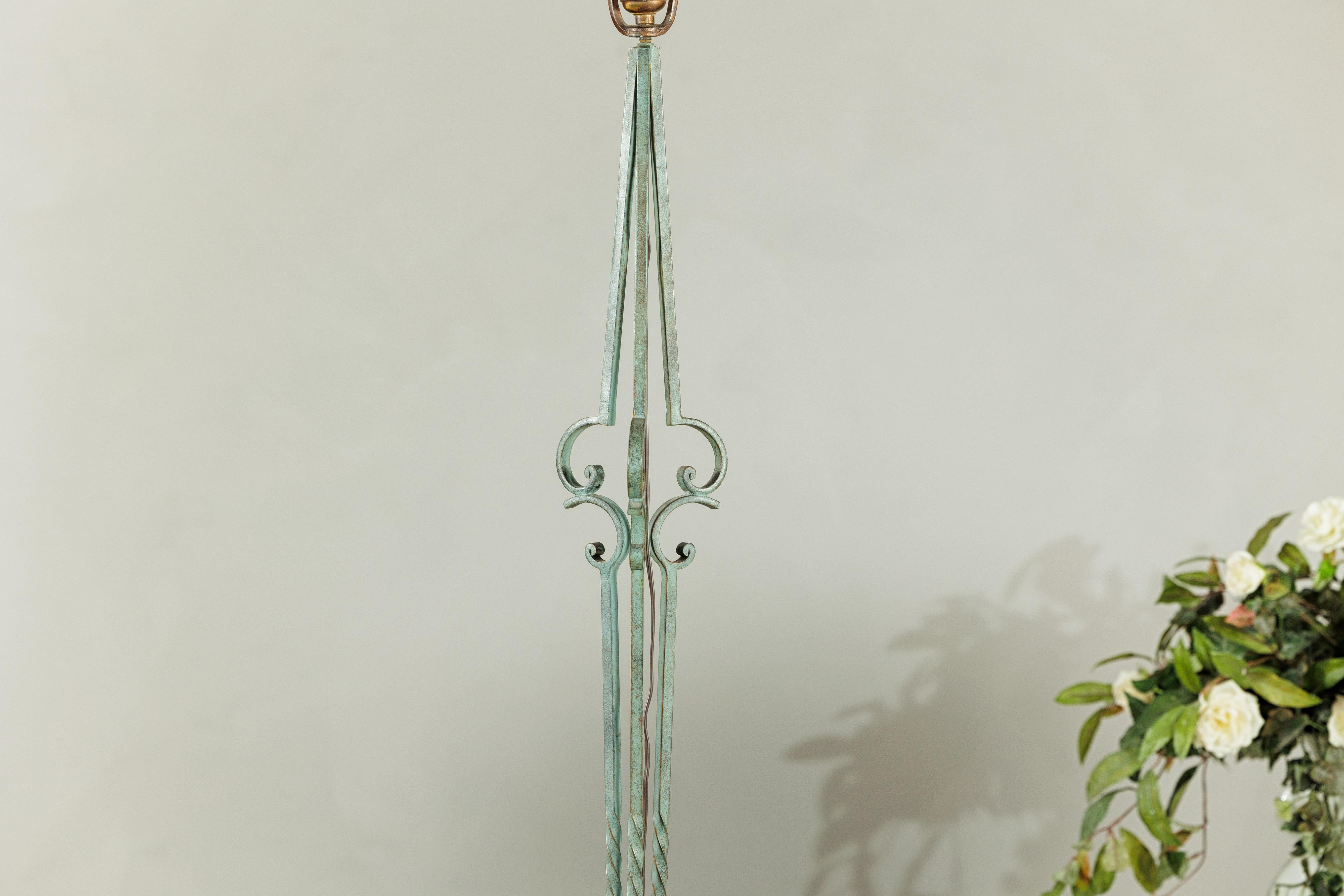 Lampada da terra vintage in ferro battuto Verdigris con base a volute e linee affusolate in vendita 2