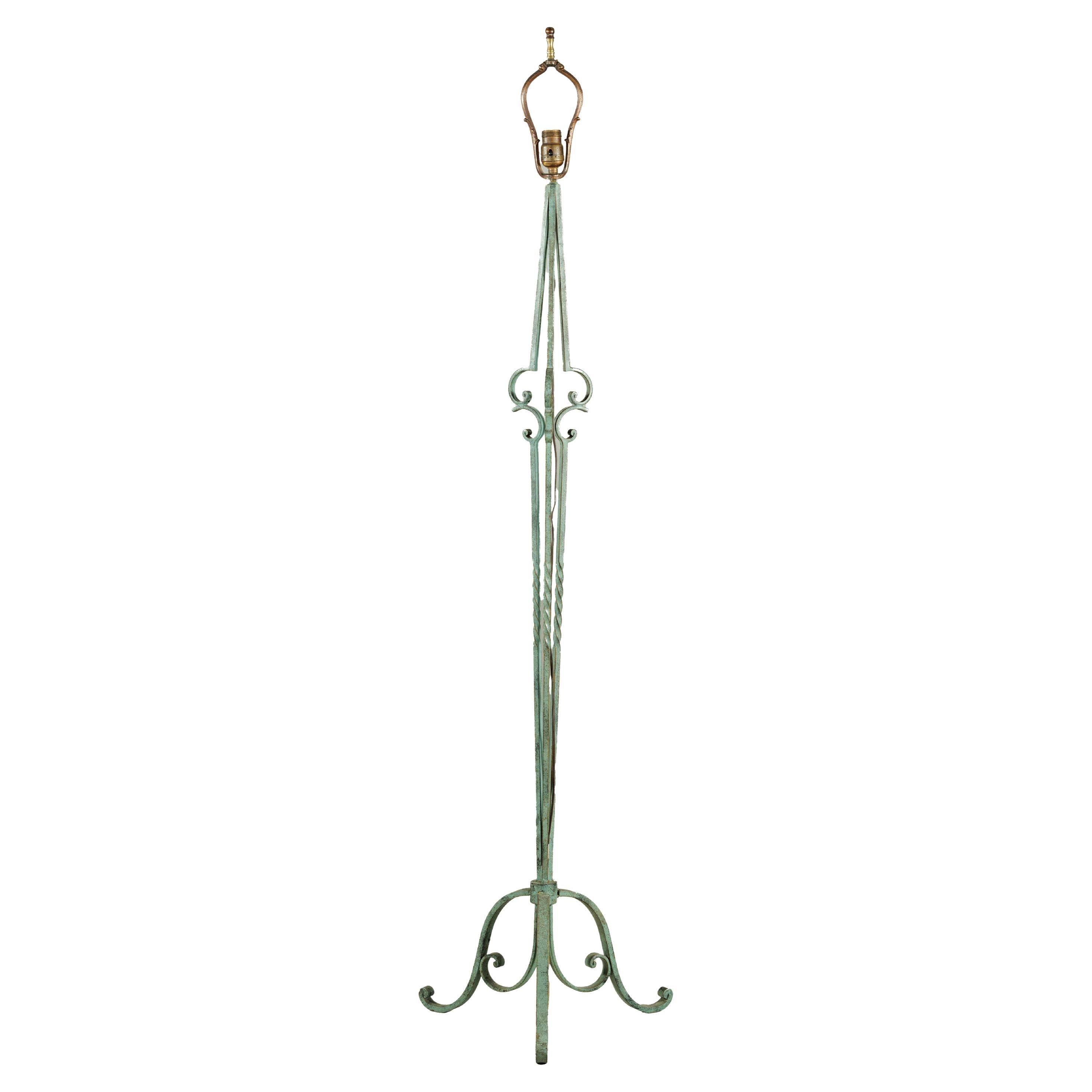 Lampada da terra vintage in ferro battuto Verdigris con base a volute e linee affusolate in vendita