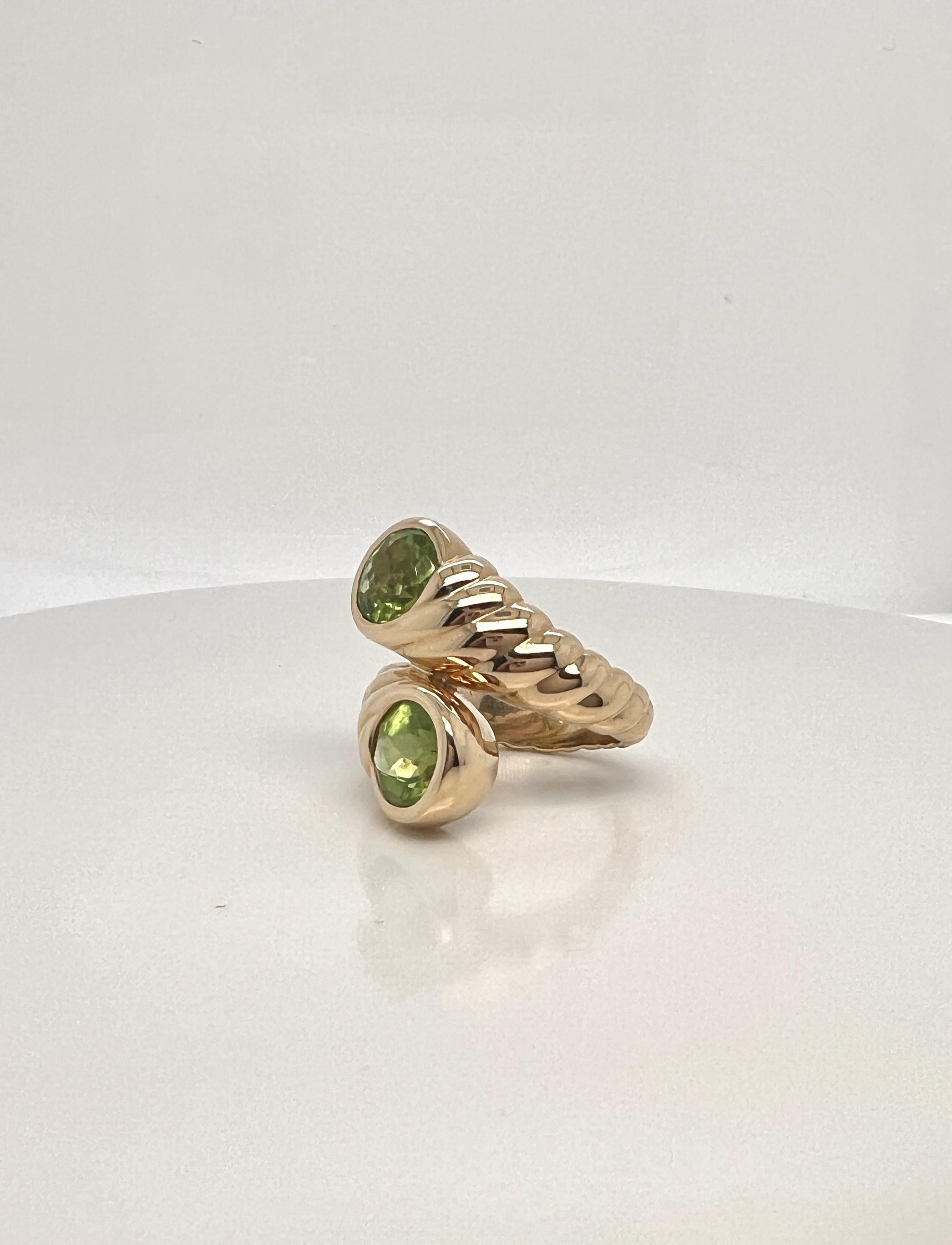Taglio rotondo Anello Bypass con peridoto in oro 18k di Verdura Vintage in vendita