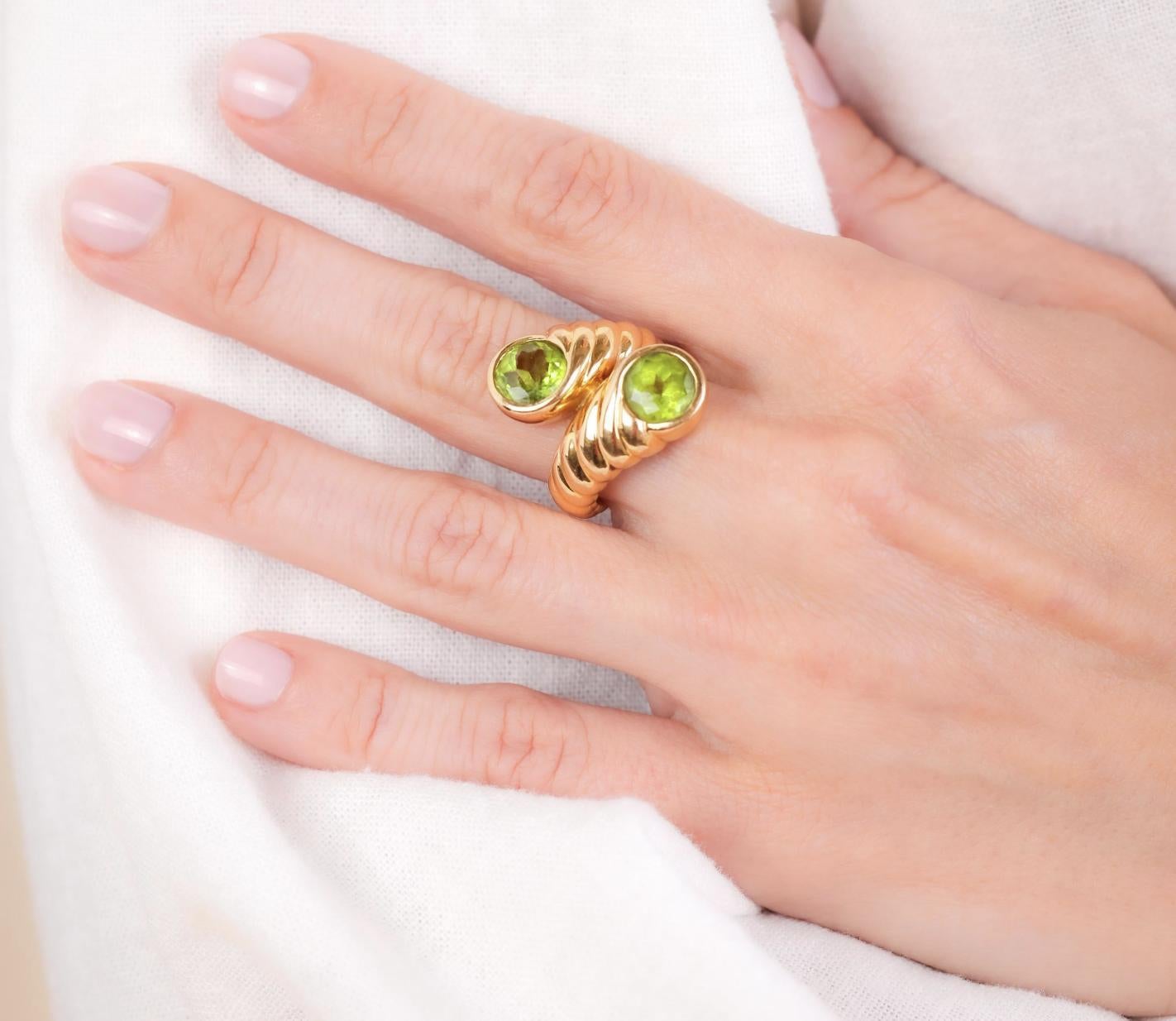 Anello Bypass con peridoto in oro 18k di Verdura Vintage in vendita 1