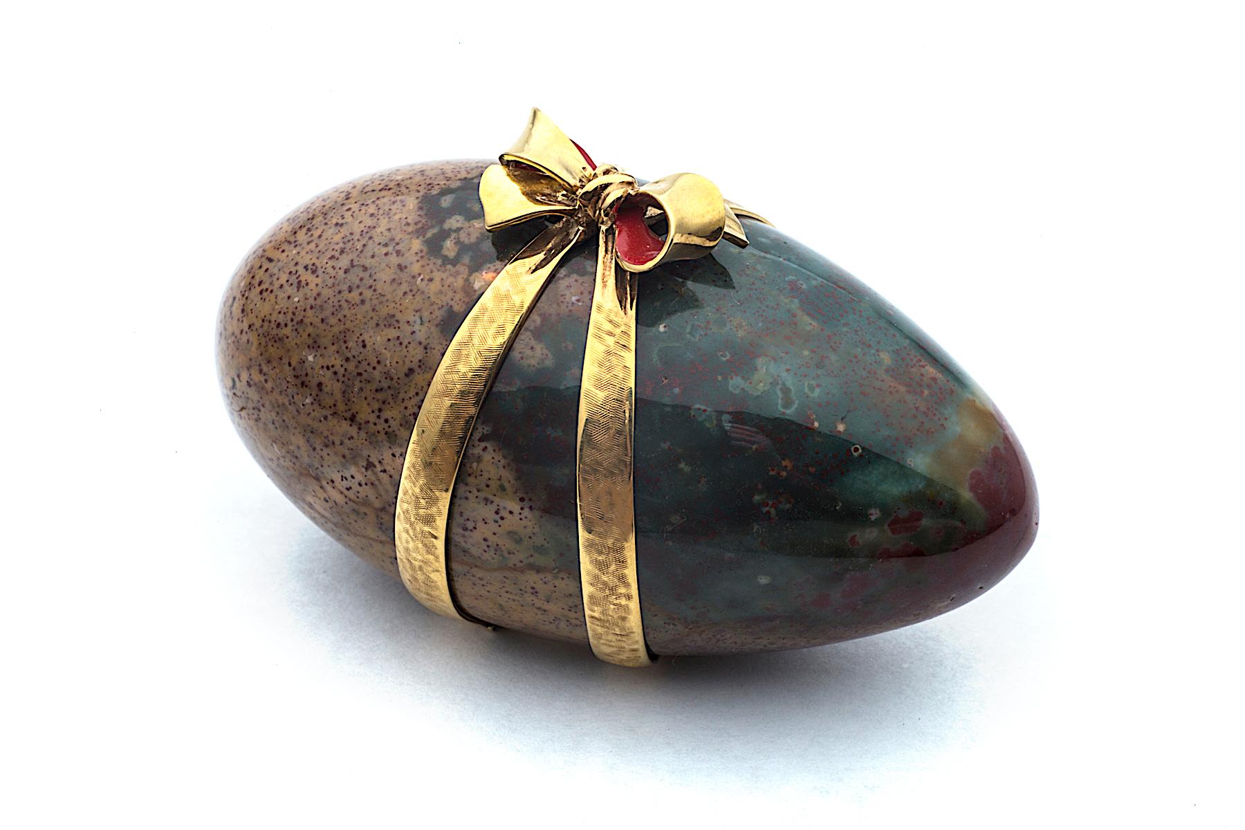 Contemporary Vintage Verdura Agate Gold Ribbon Wrapped Egg Paperweight