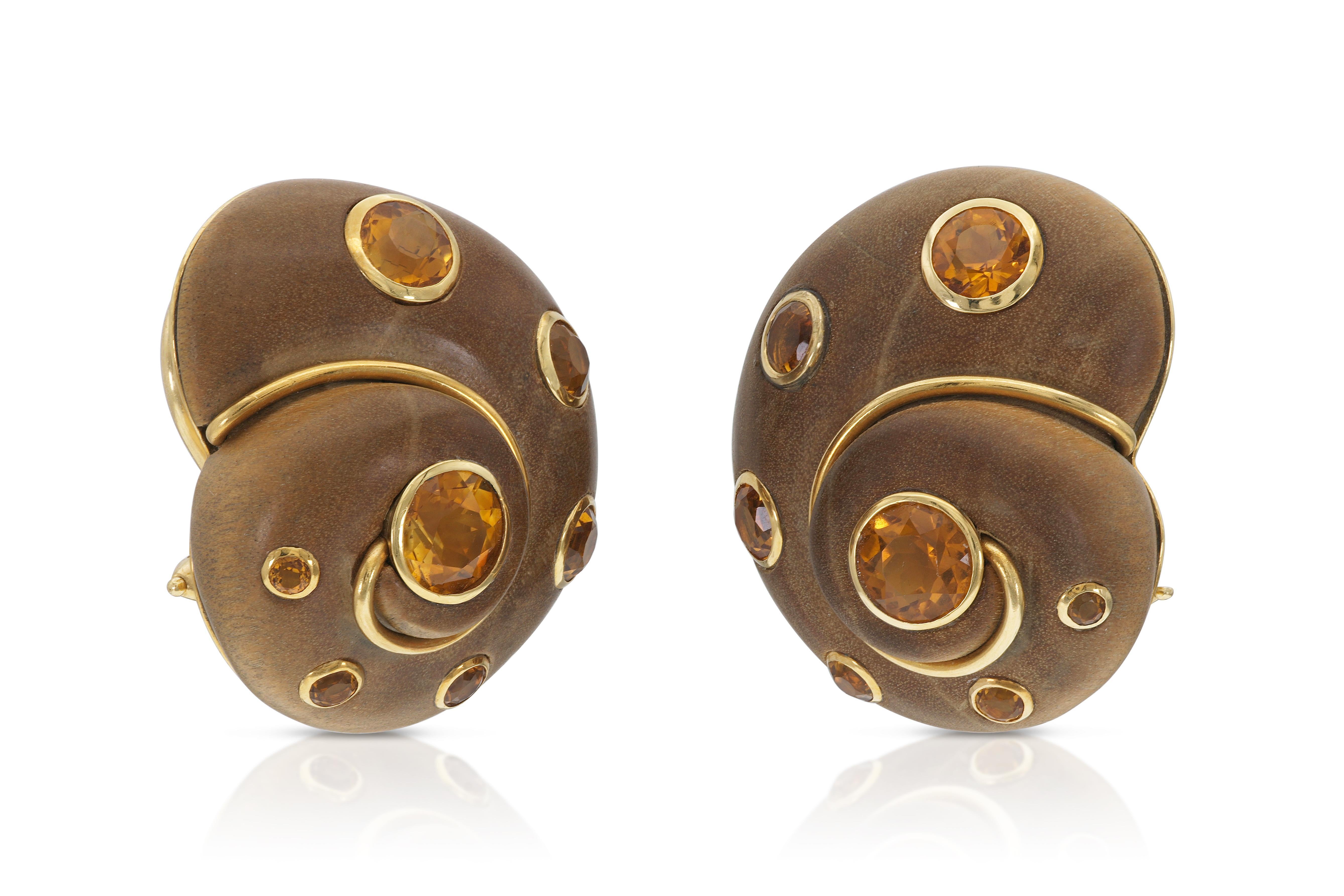 Finely crafted in 18k yellow gold with sandalwood and Round cut Citrines.
Signed by Verdura
1 x 7/8 inches