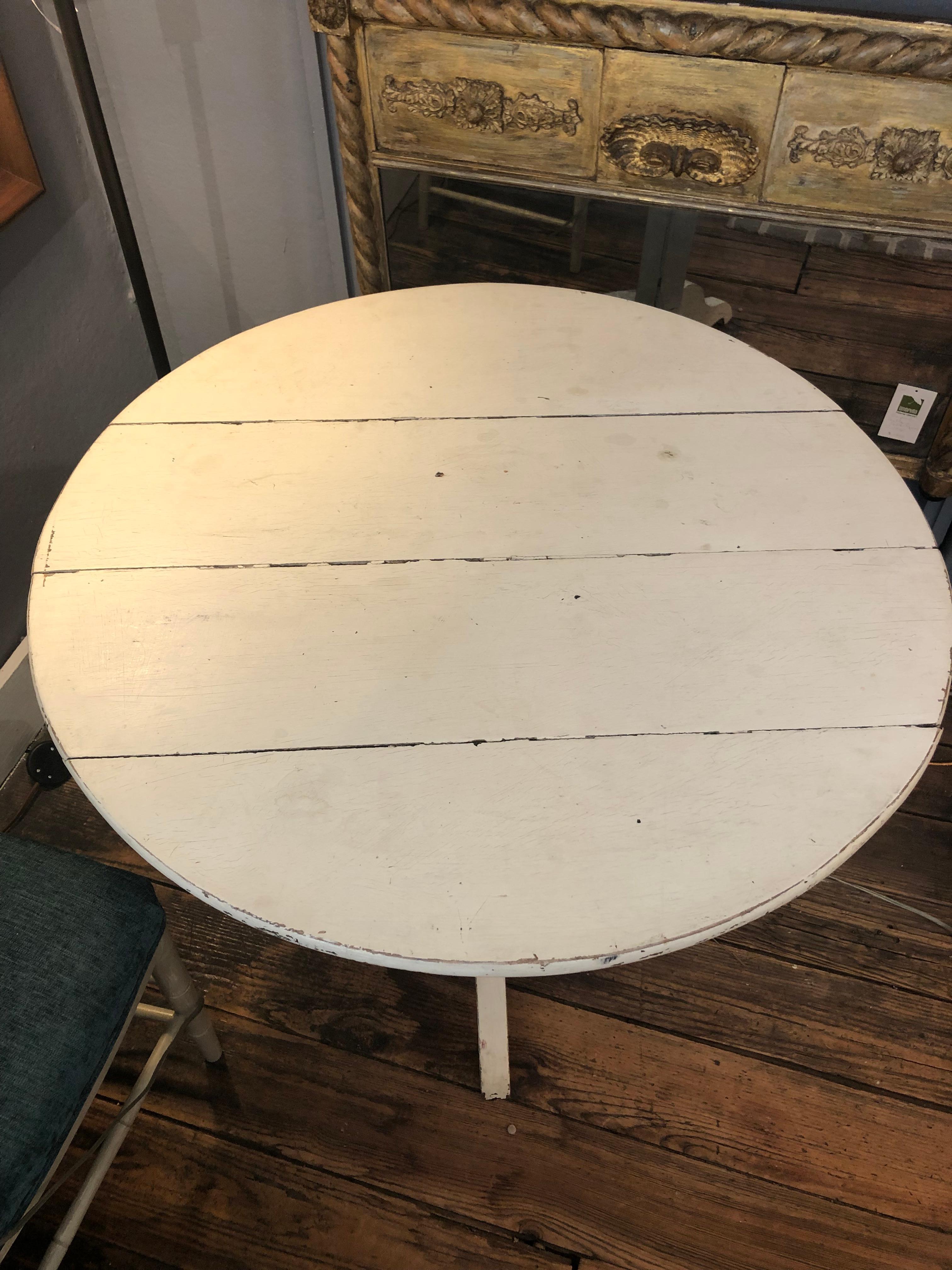 Mid-20th Century Vintage Vermont Rustic Painted Round Tilt Top Breakfast Table For Sale