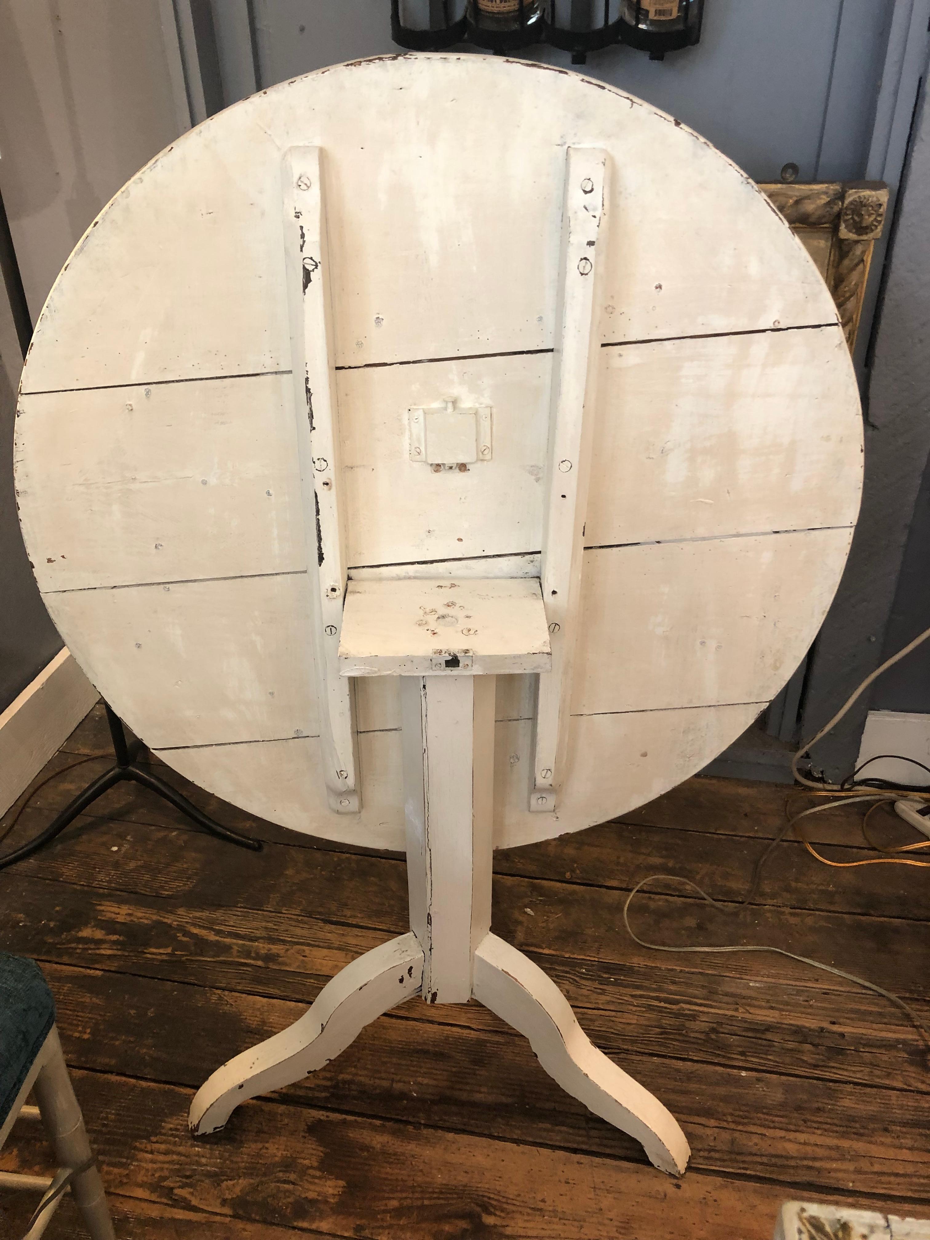 Wood Vintage Vermont Rustic Painted Round Tilt Top Breakfast Table For Sale