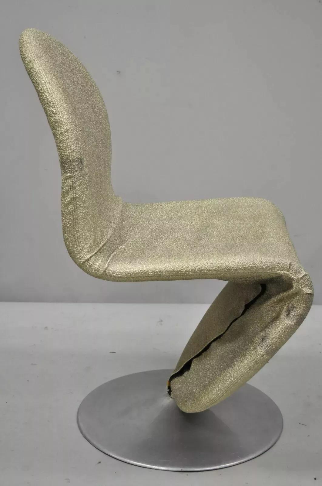 Vintage Verner Panton 1-2-3 System Fritz Hansen Mid Century Gold Dining Chair. Cet article porte le cachet du designer ou du fabricant à la base, rembourrage en vinyle, base pivotante, très bel article vintage, forme sculpturale élégante. La base