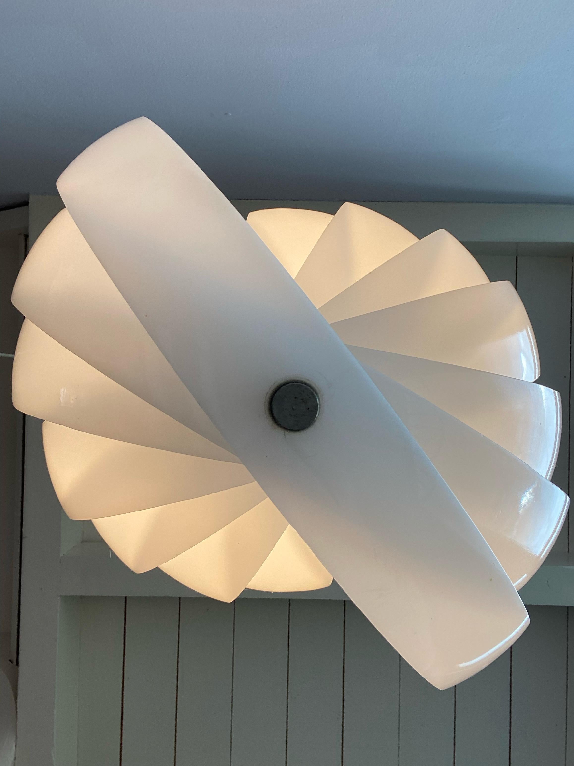 Nice and original moon lamp / pendant lamp design by Verner Panton in 1960 produced by Louis Poulsen, Made in Denmark. Version, in white acrylic with 1x E26/27 Edison screw socket in good original condition. Only one cut at the plastic, no parts