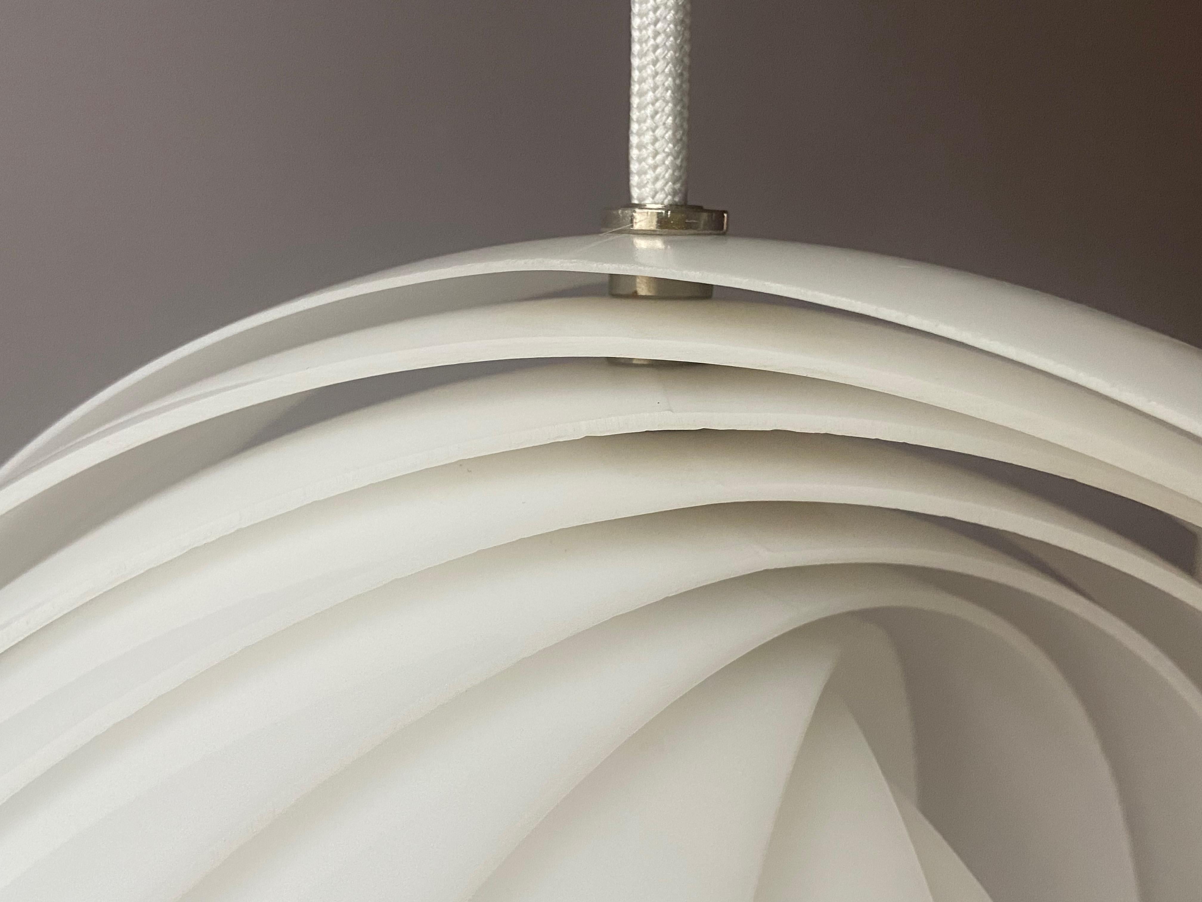 Belle et originale lampe de lune / lampe suspendue designée par Verner Panton en 1960 produite par Louis Poulsen, Fabriquée au Danemark. Version en acrylique blanc avec 1x douille à vis E26/27 Edison en bon état d'origine. Très bon état, pas de