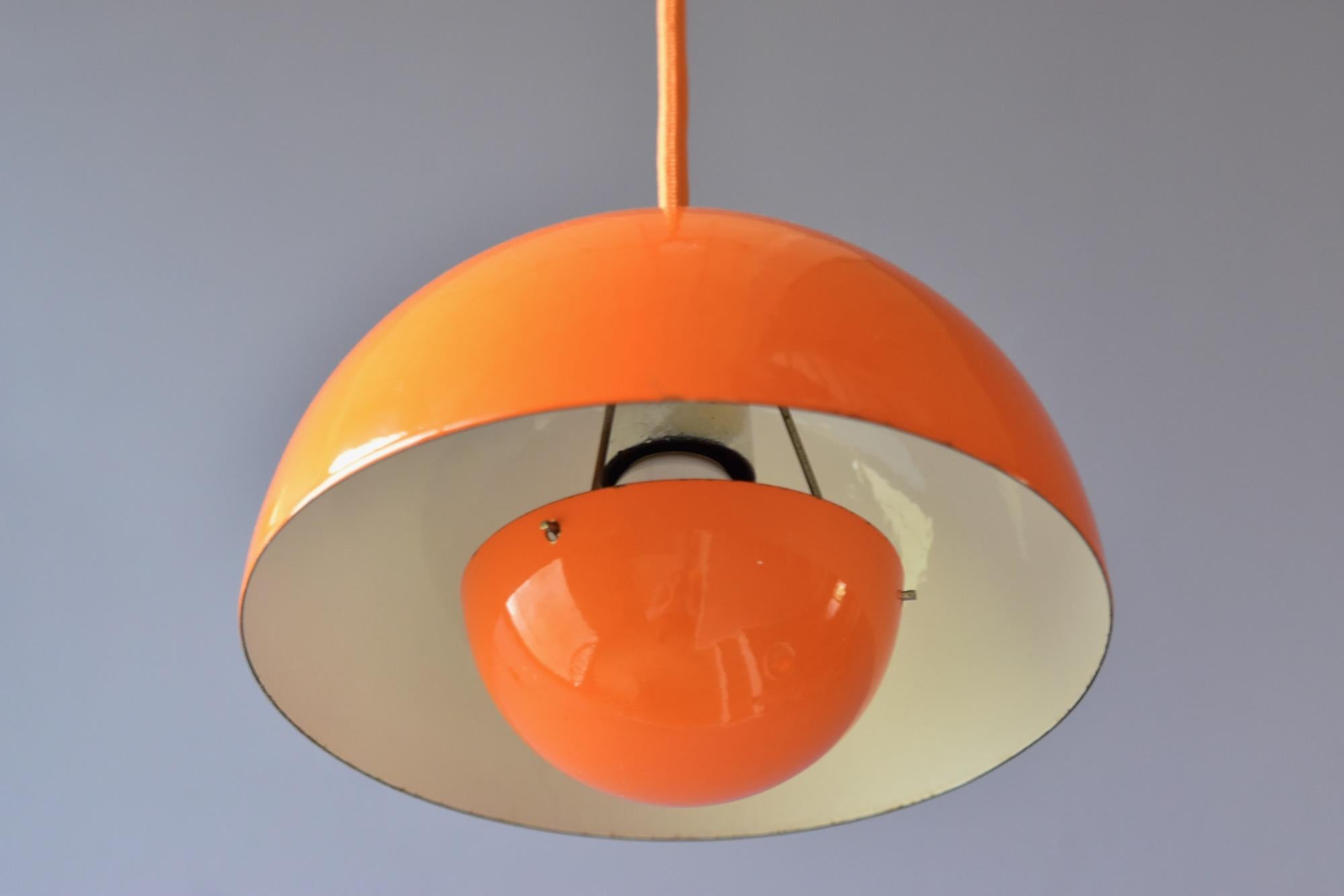 Very nice orange enamel flowerpot pendant design Verner Panton 1968 produced by Louis Poulsen, Made in Denmark. In enameled metal no more in production. The lamp is in very good condition. No parts missing, no larger chips, nothing missing. With new