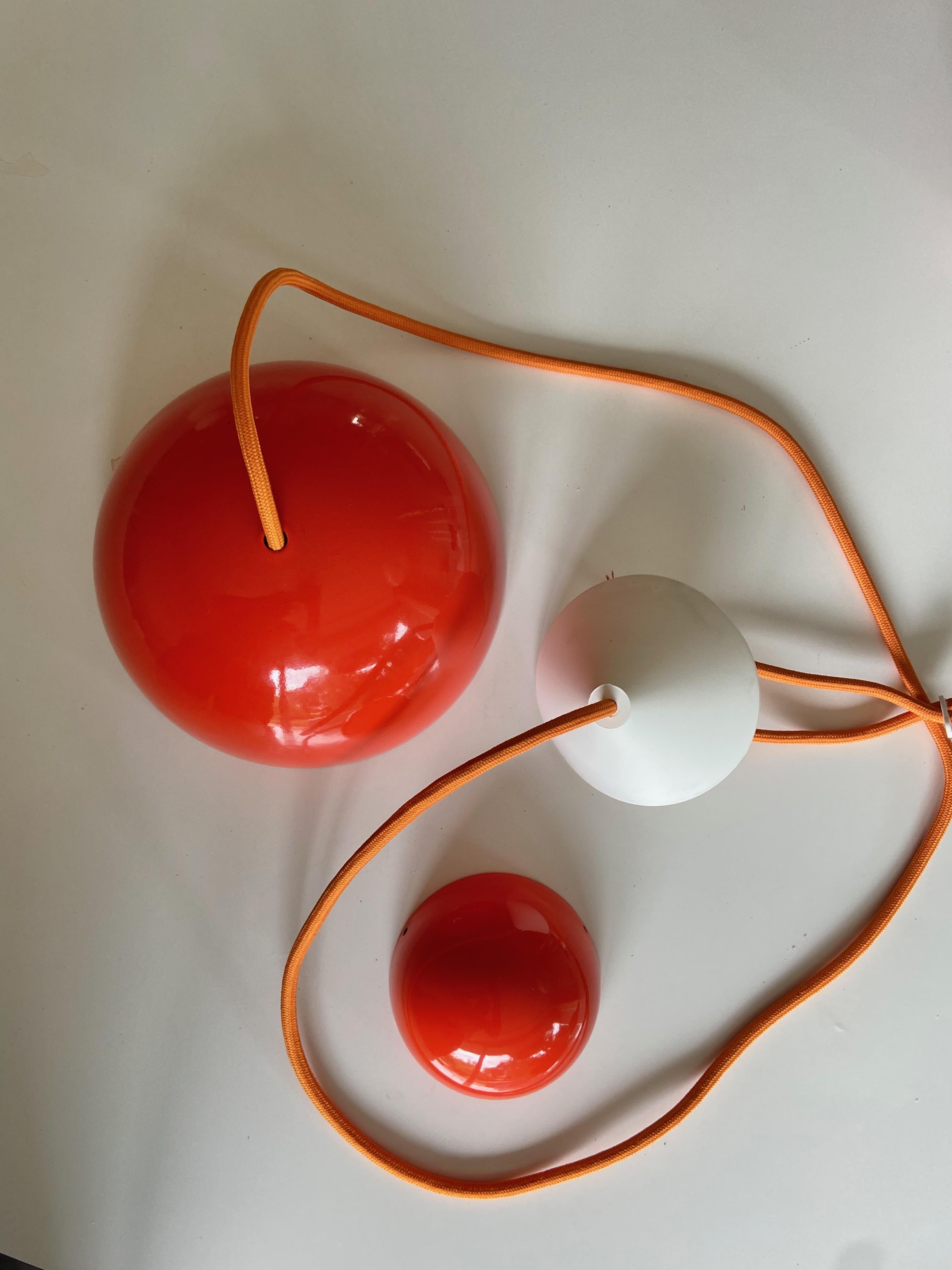 Very nice red enamel flowerpot pendant lamp design Verner Panton in 1968 produced by Louis Poulsen, Made in Denmark. In enameled metal no more in production. The lamp is in good condition. No parts missing, with new orange fabric electric cord if