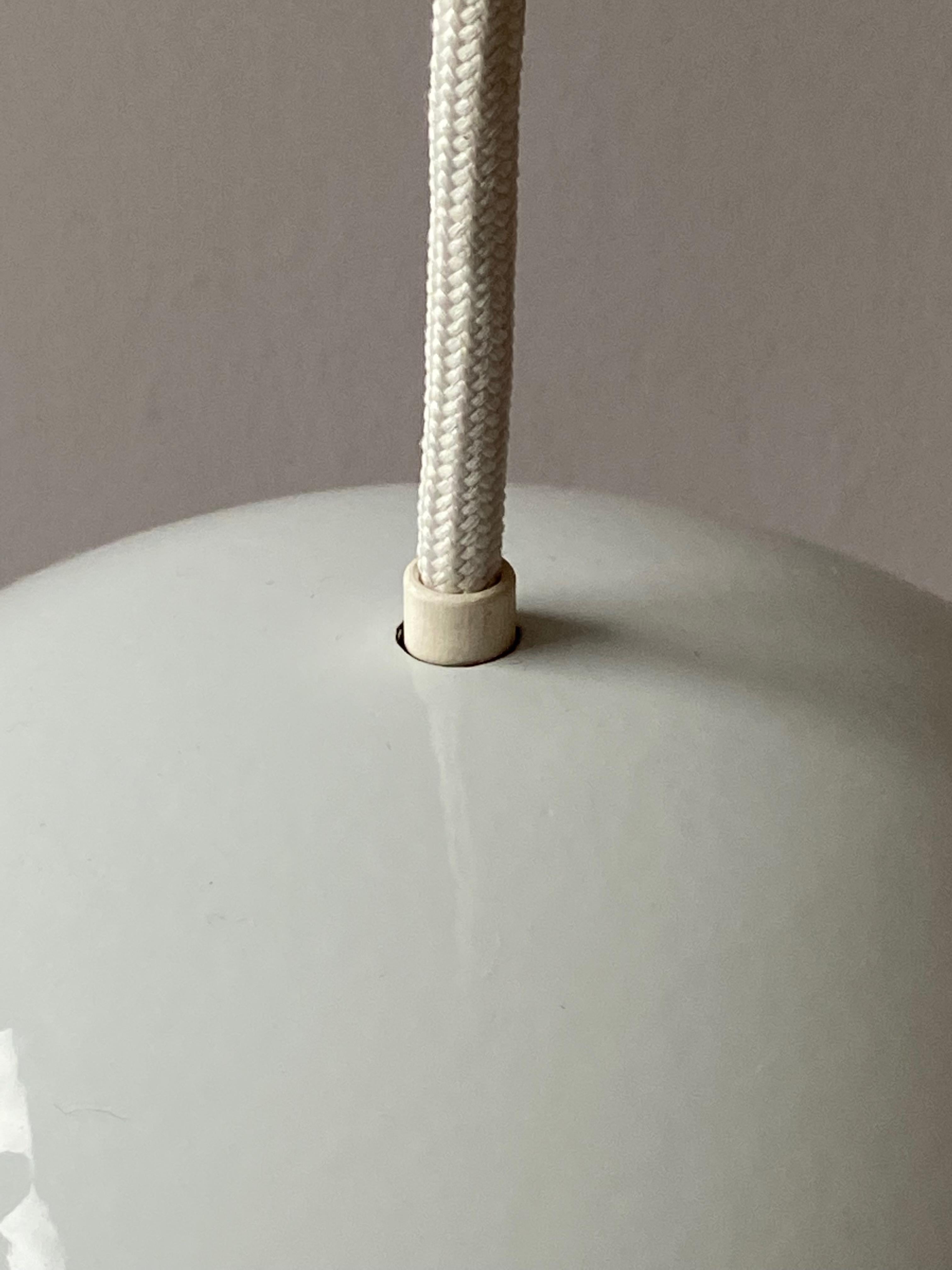 Very nice white enamel flowerpot pendant design Verner Panton Design 1968 produced by Louis Poulsen in 1989, Made in Denmark. In enameled metal no more in production. The lamp is in very good condition. No parts missing, no larger chips, nothing