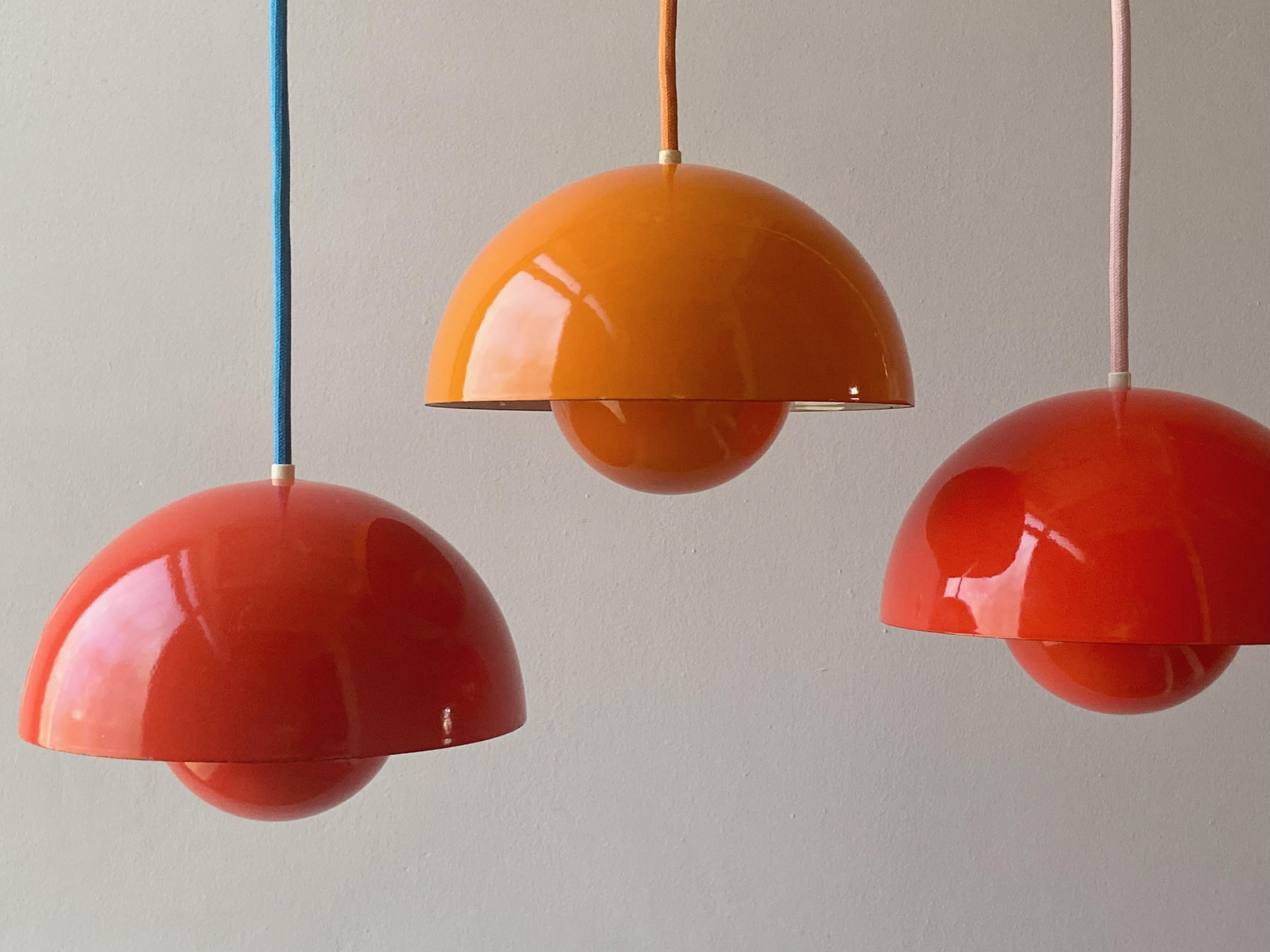 Very nice red enamel flowerpot pendant lamp design Verner Panton in 1968 produced by Louis Poulsen, Made in Denmark. In enameled metal no more in production. The lamp is in good condition. No parts missing, with new blue fabric electric cord. If you