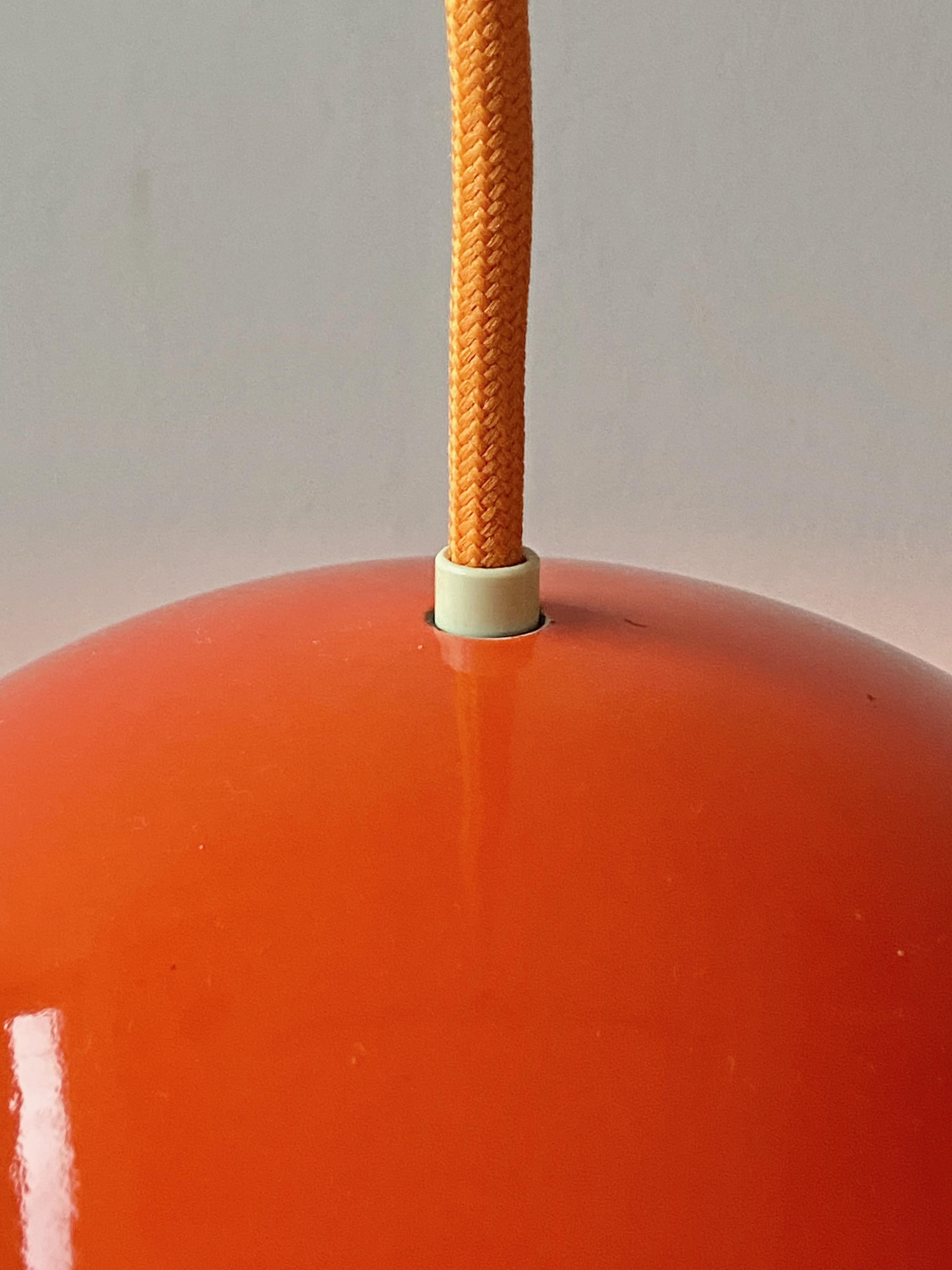 Nice red enamel flowerpot pendant lamp design Verner Panton in 1968 produced by Louis Poulsen, Made in Denmark. In enameled metal no more in production. The lamp is in good condition. No parts missing, with new orange fabric electric cord and normal
