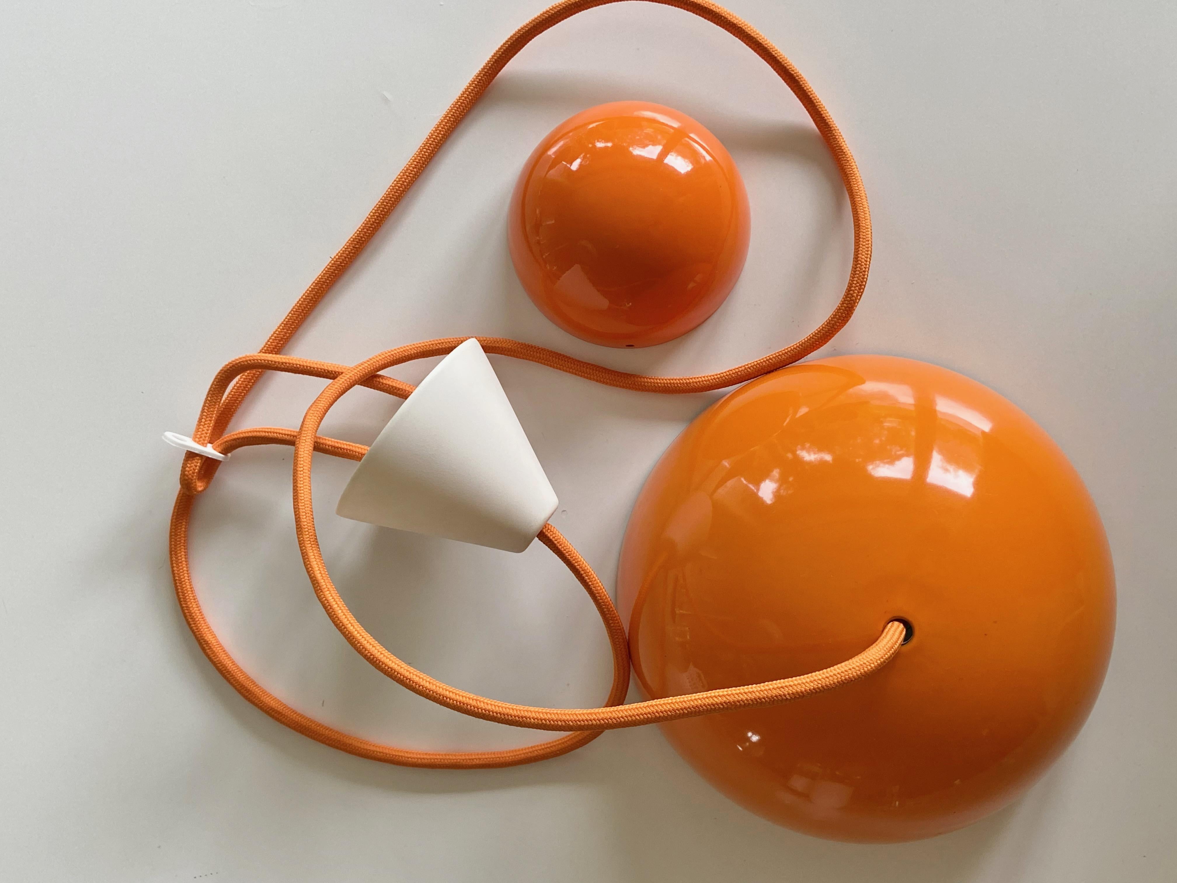 Jolie lampe pendante en forme de pot de fleur en émail orange, Design/One en 1968, produite par Louis Poulsen, fabriquée au Danemark. En métal émaillé, plus en production. La lampe est en bon état. Aucune pièce manquante, cordon électrique en tissu